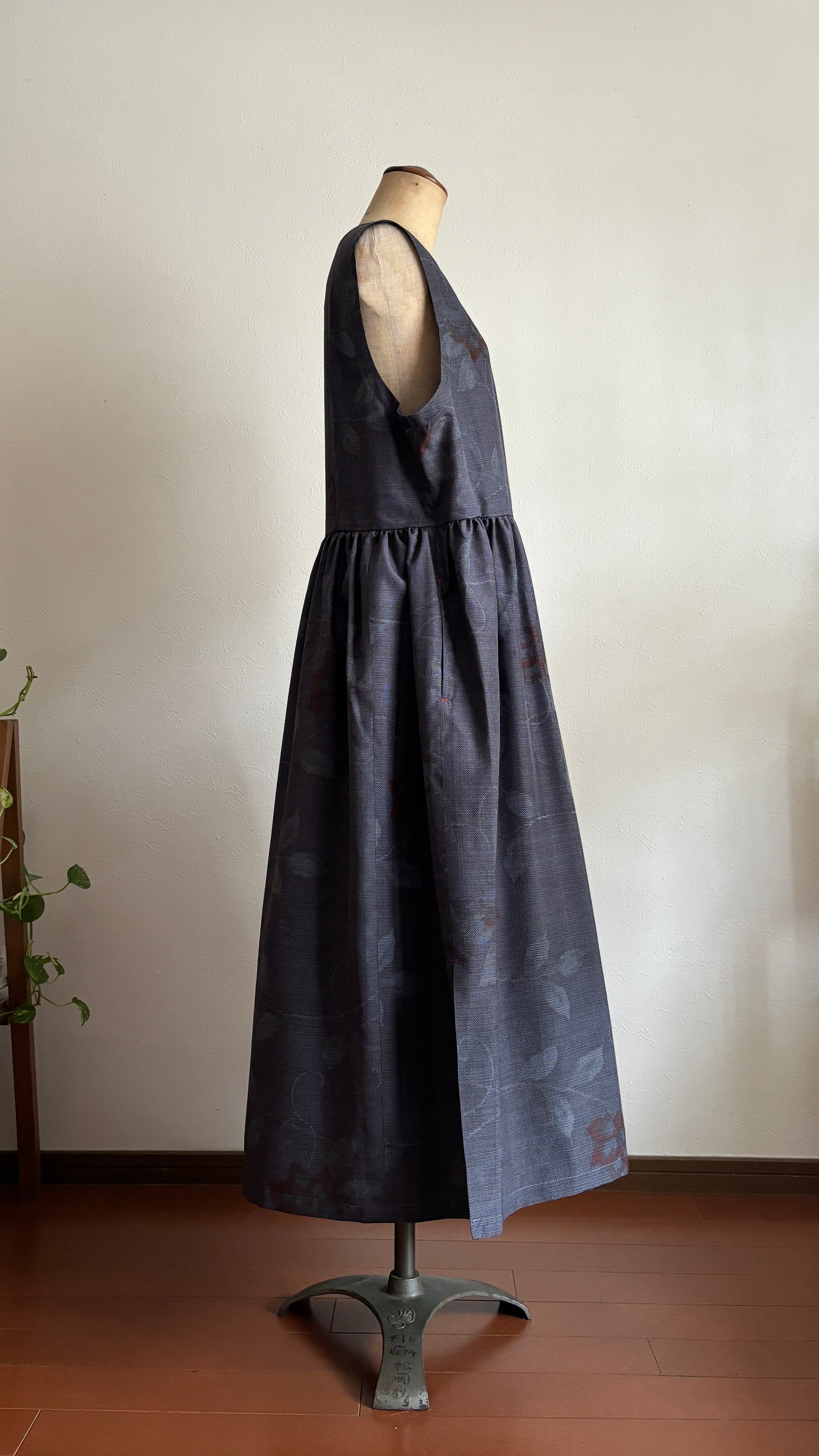 20－ ＼ 紅あやめ －BENIAYAME－ ／  大島紬カシュクールワンピース　身幅53cm  着丈117cm