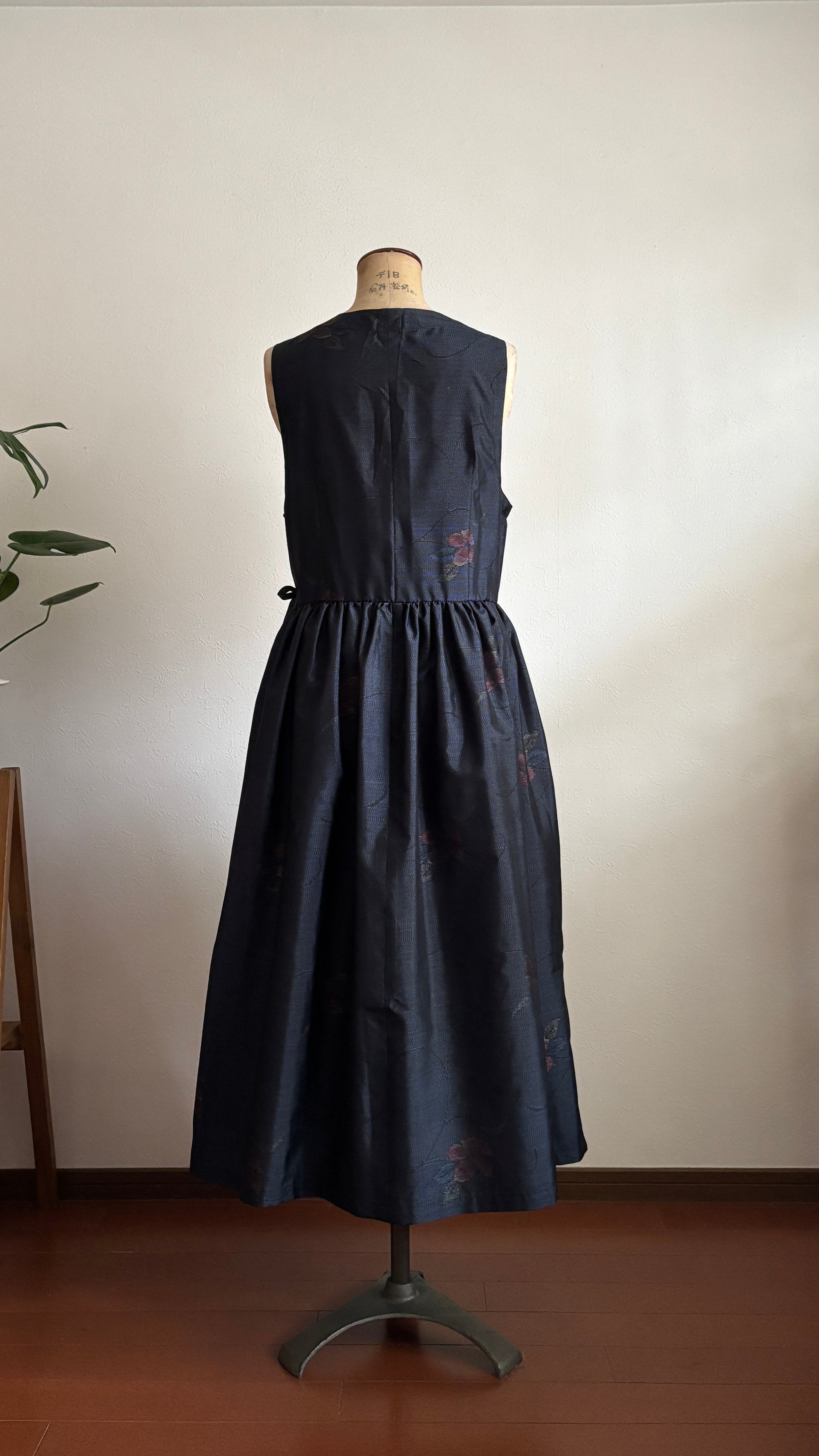 10－＼ 花結び －HANAMUSUBI－ ／ 大島紬カシュクールワンピース  身幅48cm  着丈116cm