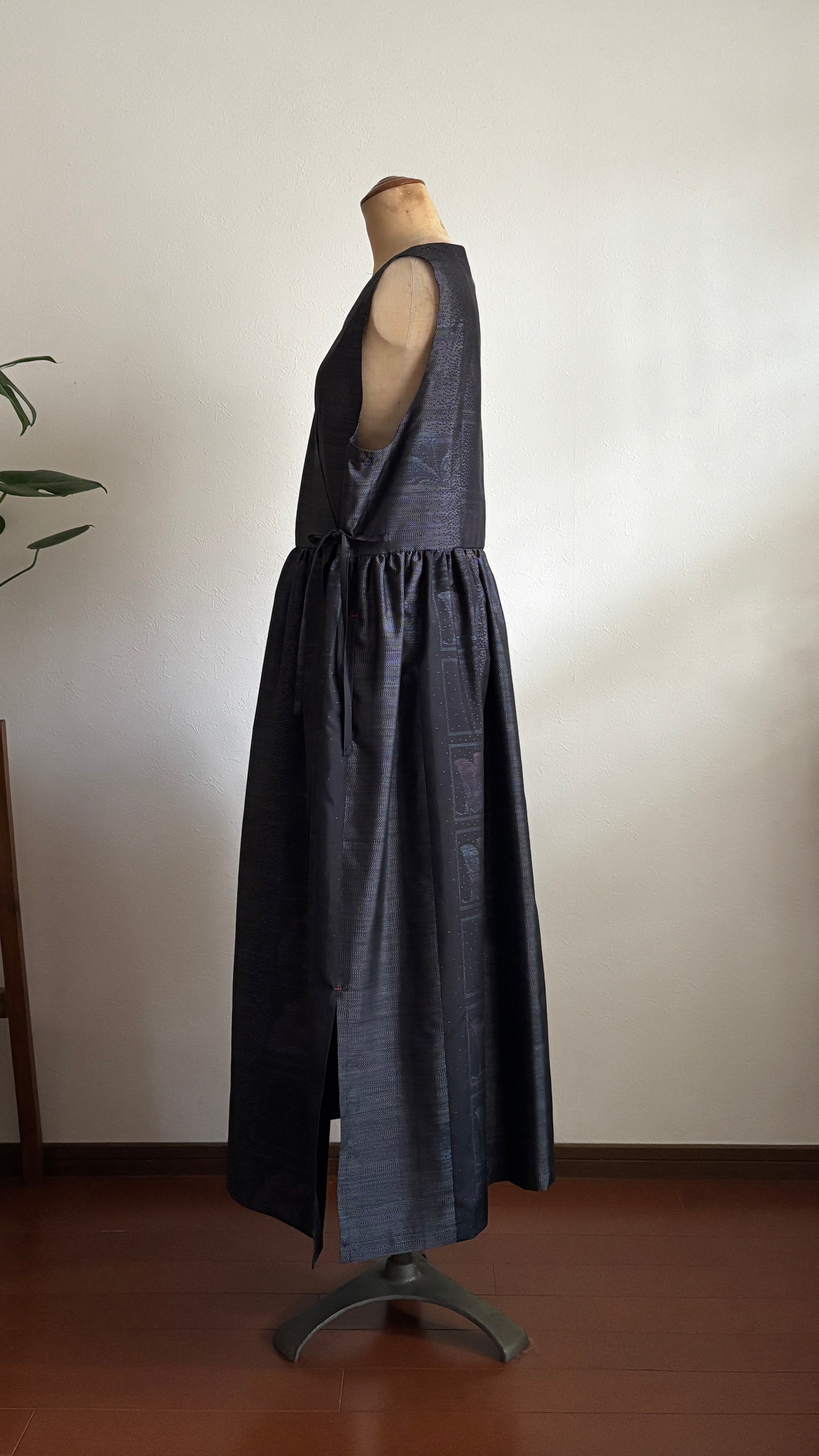 16－＼ 紫ノ路 －SHINOMICHI－ ／大島紬カシュクールワンピース  身幅53cm  着丈118cm 証紙付き