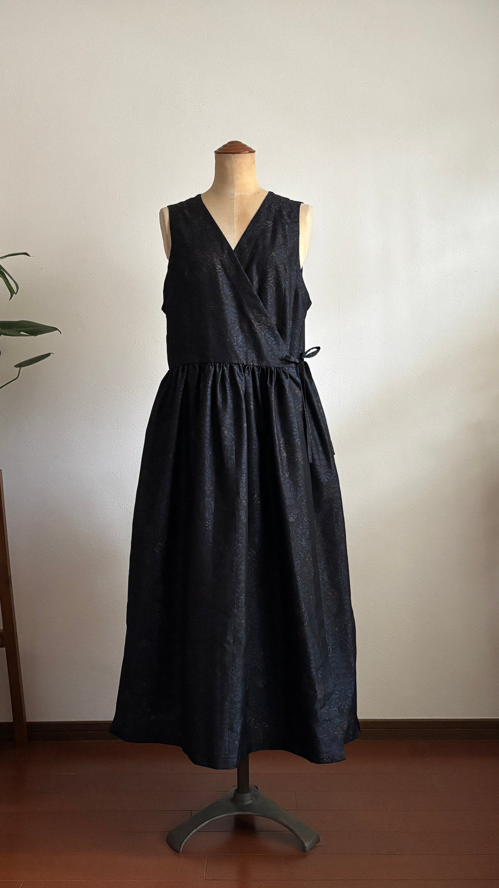 09－＼ 花園 －HANAZONO－ ／ 大島紬カシュクールワンピース  身幅48cm  着丈116cm