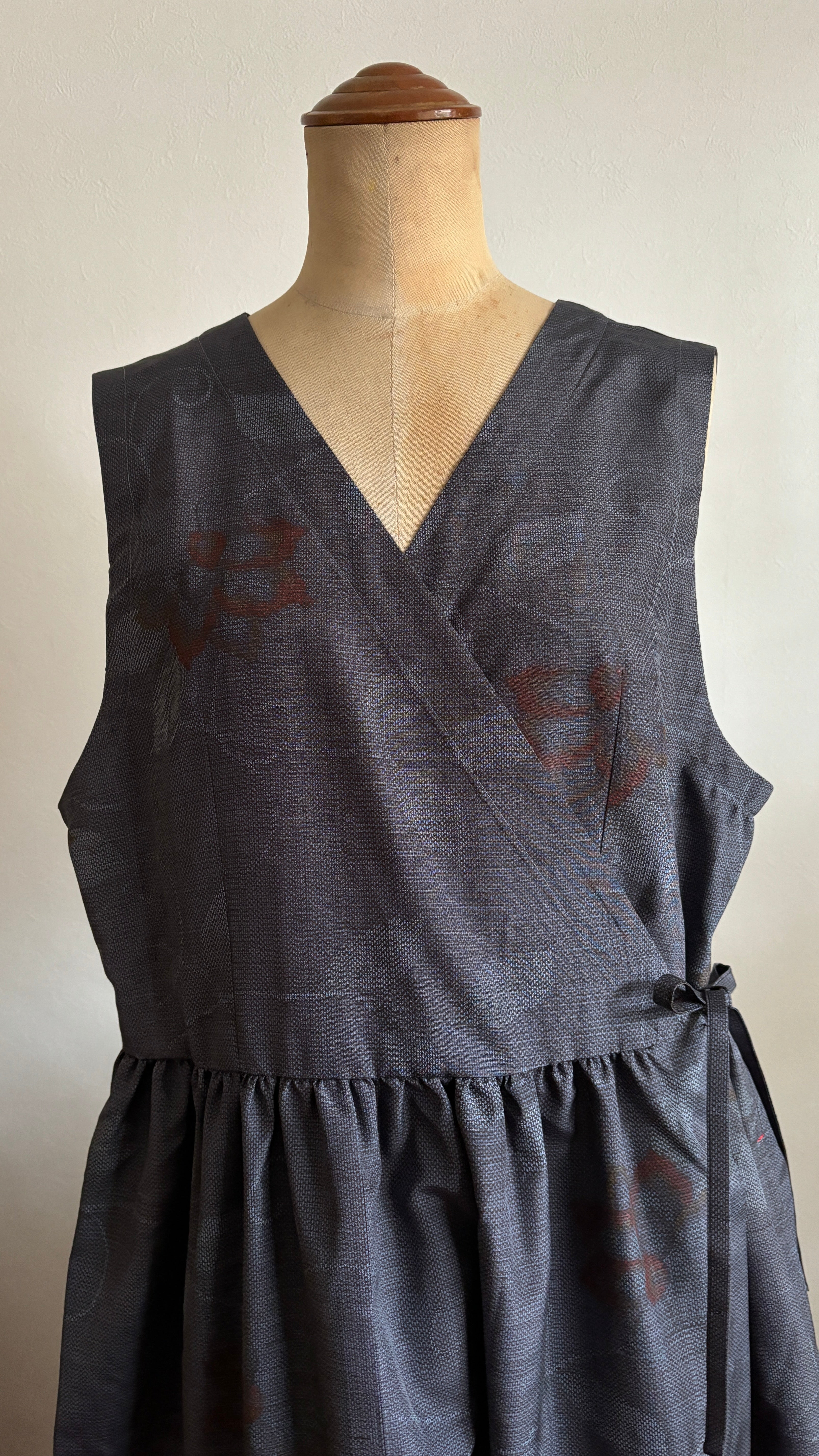 20－ ＼ 紅あやめ －BENIAYAME－ ／  大島紬カシュクールワンピース　身幅53cm  着丈117cm