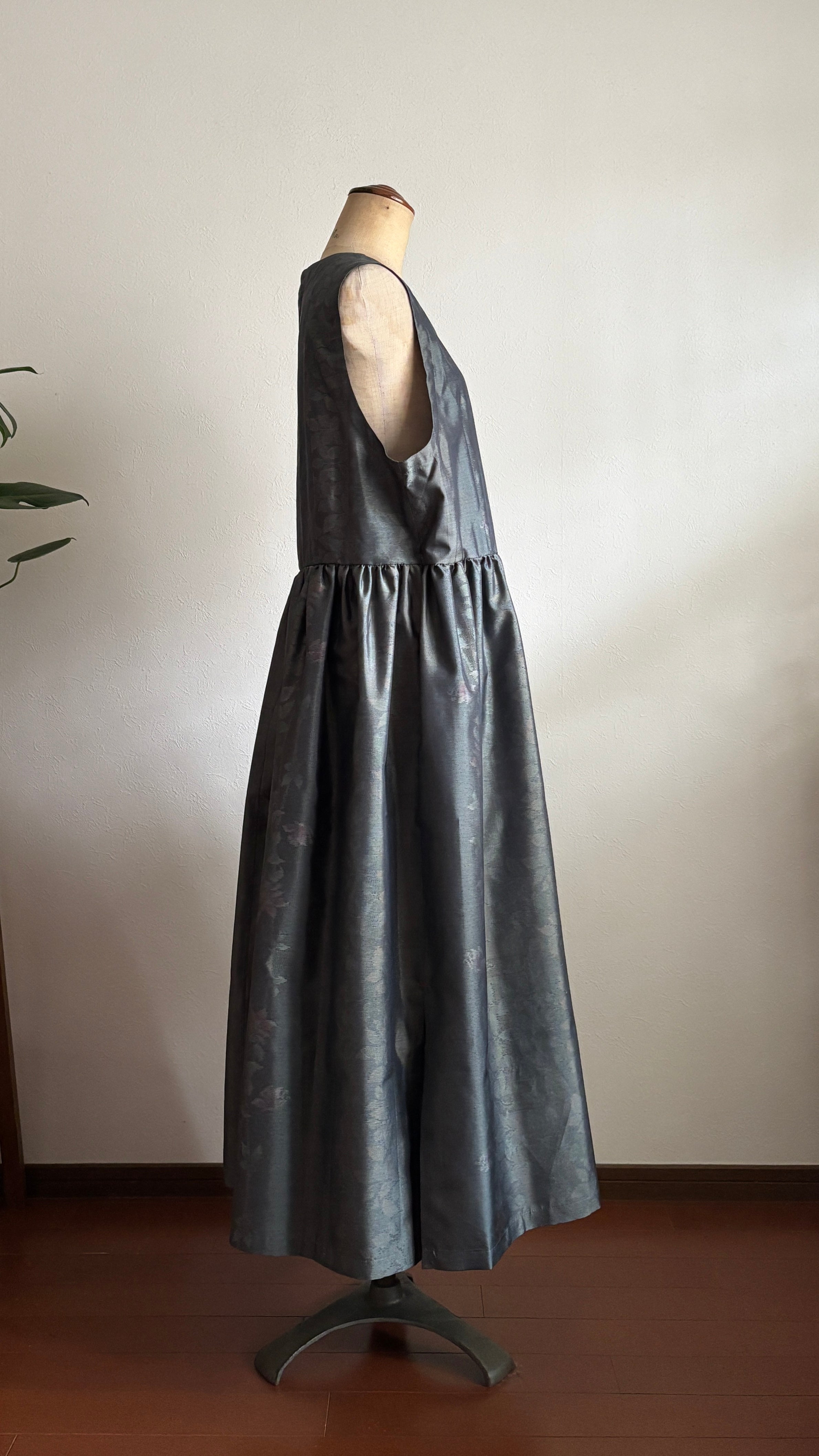 19－＼ 枝垂れ花 －SHIDAREBANA－ ／ 大島紬カシュクールワンピース  身幅53cm  着丈118.5cm