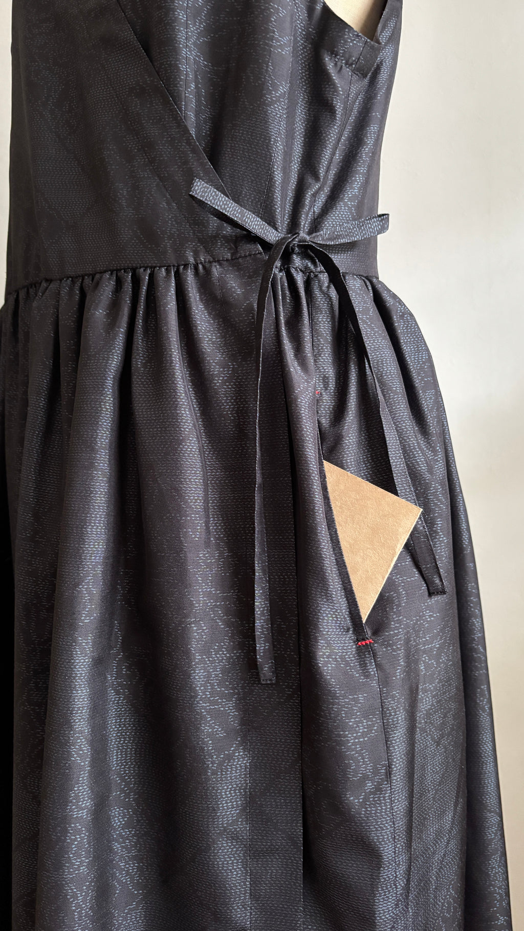 08－＼ 菱折 －HISHIORI－ ／大島紬カシュクールワンピース  身幅48cm  着丈121cm