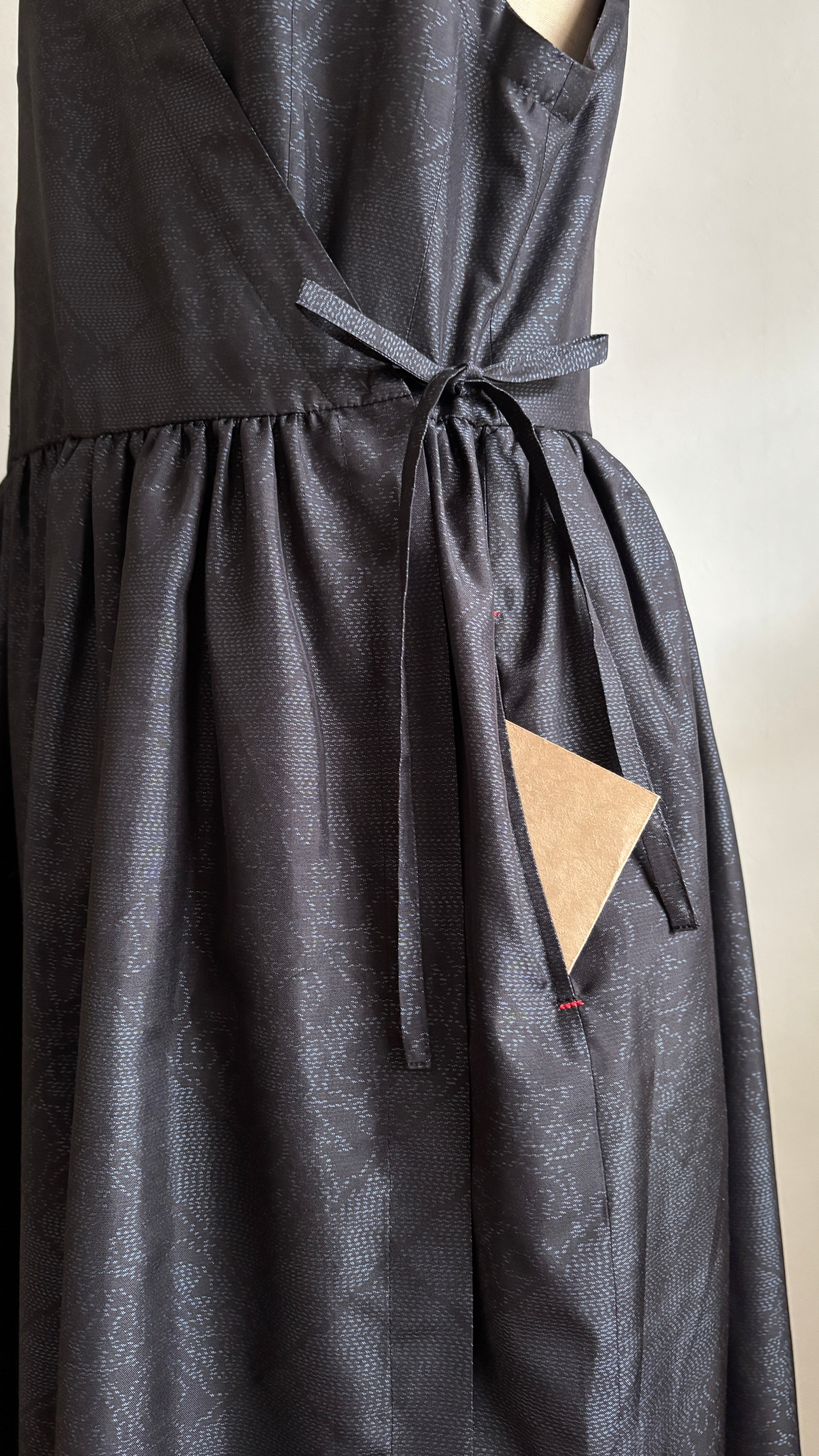 08－＼ 菱折 －HISHIORI－ ／大島紬カシュクールワンピース  身幅48cm  着丈121cm