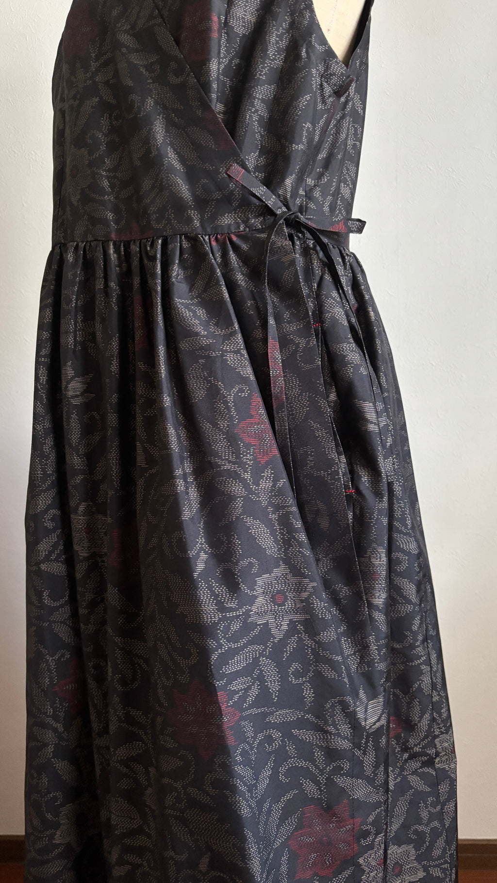 17－＼茜 -AKANE-／大島紬カシュクールワンピース  身幅48cm  着丈117.5cm  証紙付き