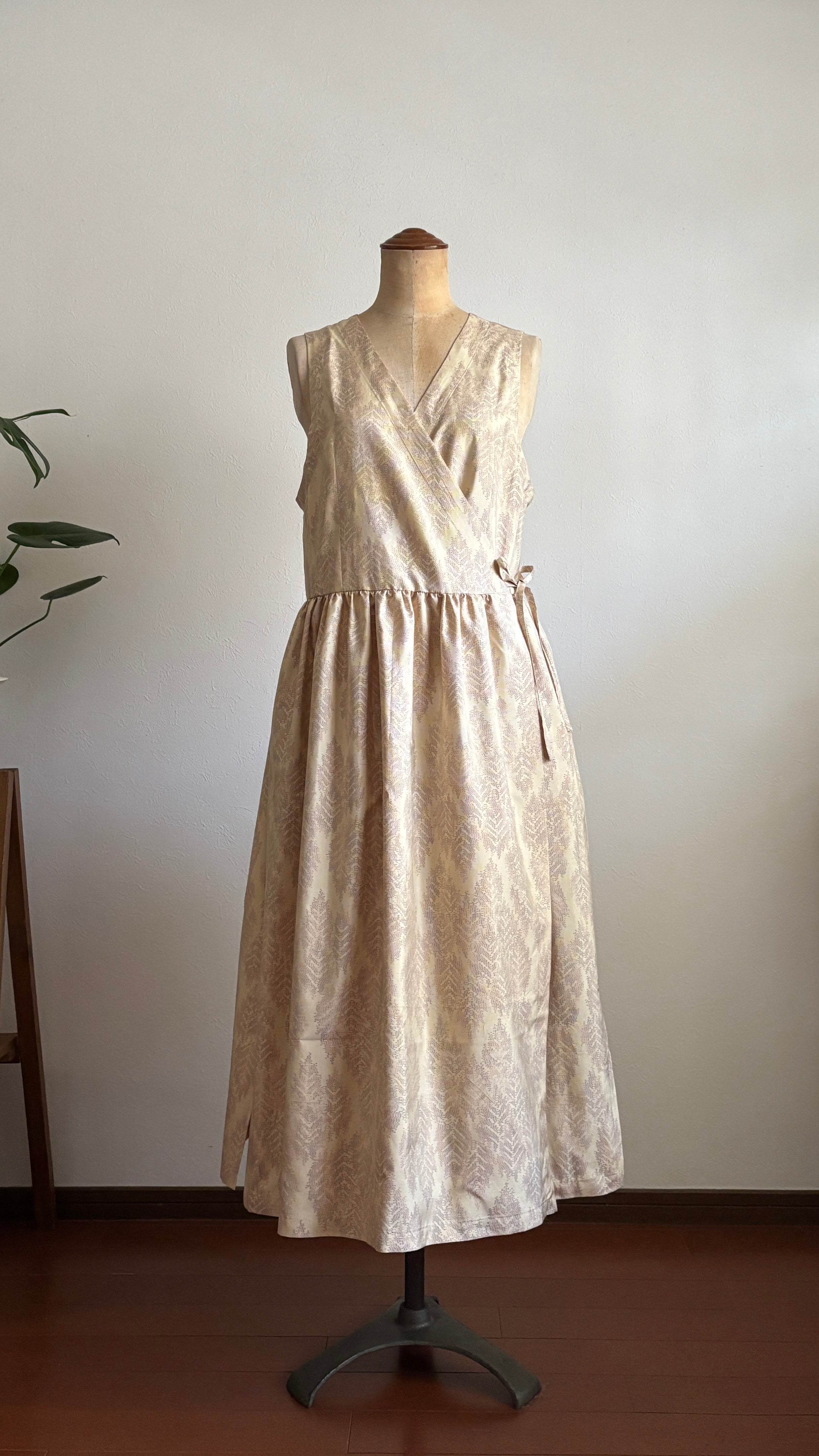 06－＼ 花羽 －HANAHANE－ ／ －大島紬カシュクールワンピース  身幅44cm  着丈114.5cm