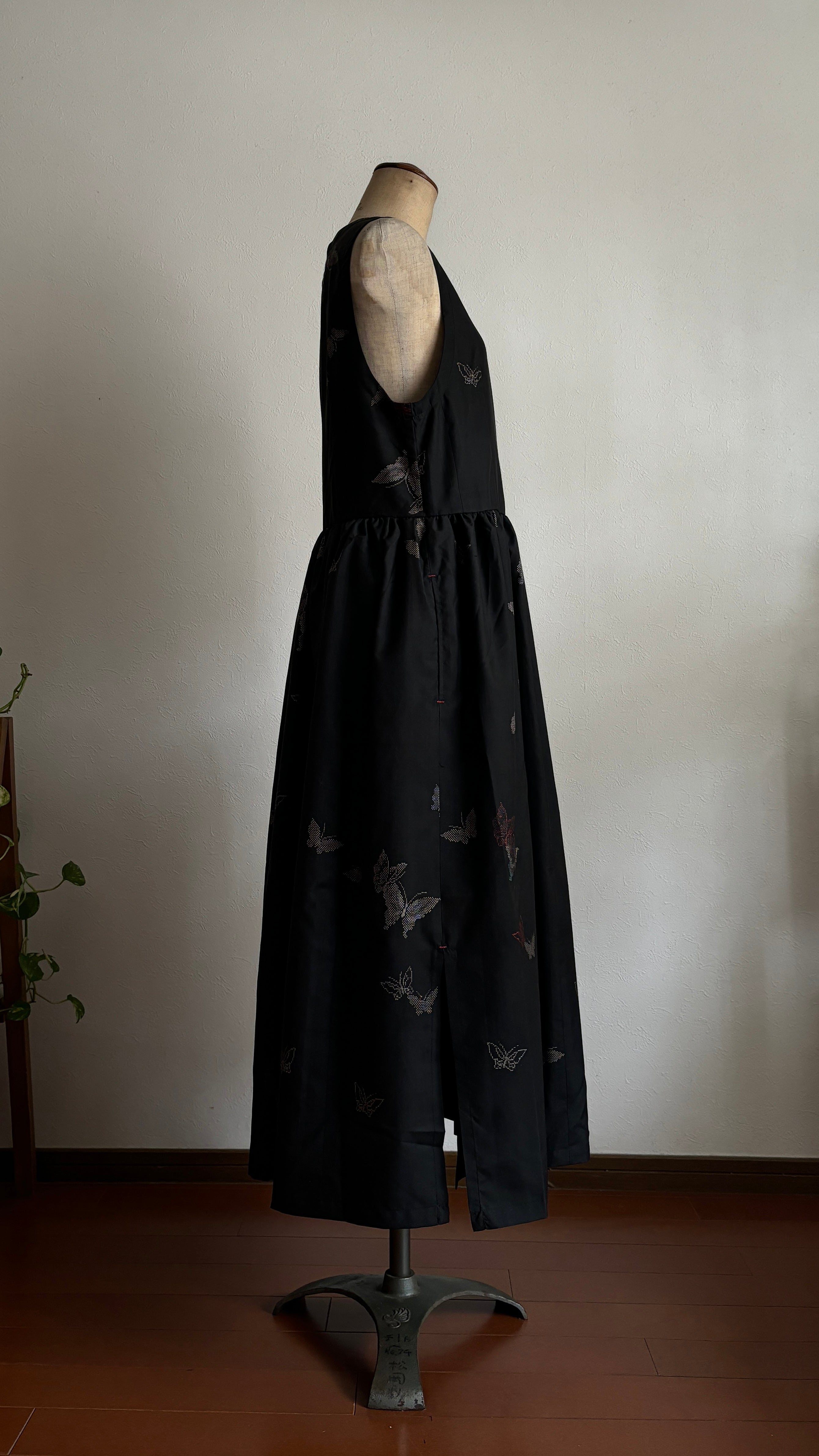 11－＼ 舞遊蝶 －MAIYUUCHOU－ ／  大島紬カシュクールワンピース　身幅48cm  着丈117.5cm