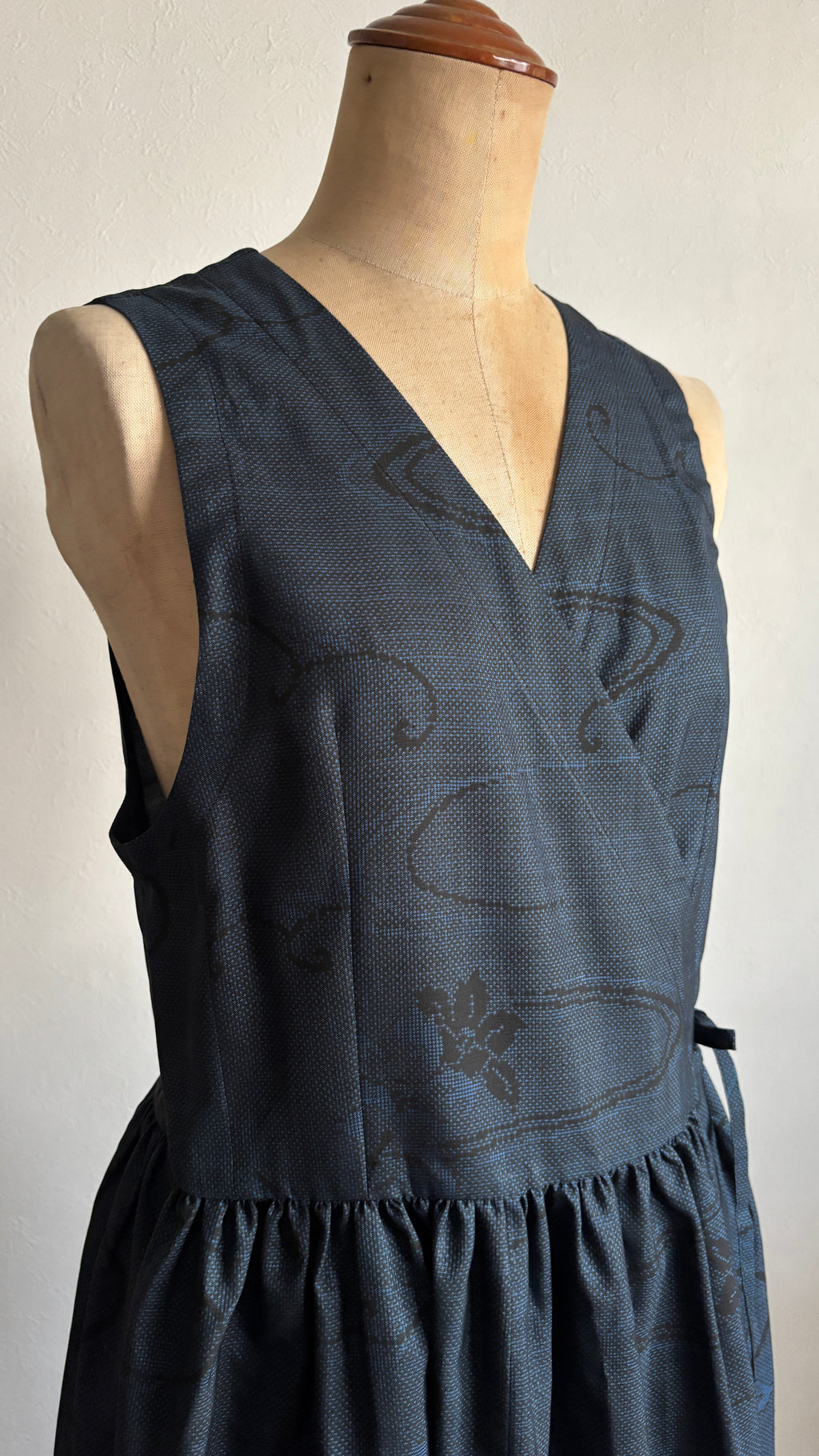 06－＼水の音 -MIZUNONE-／大島紬カシュクールワンピース　身幅45cm  着丈115cm
