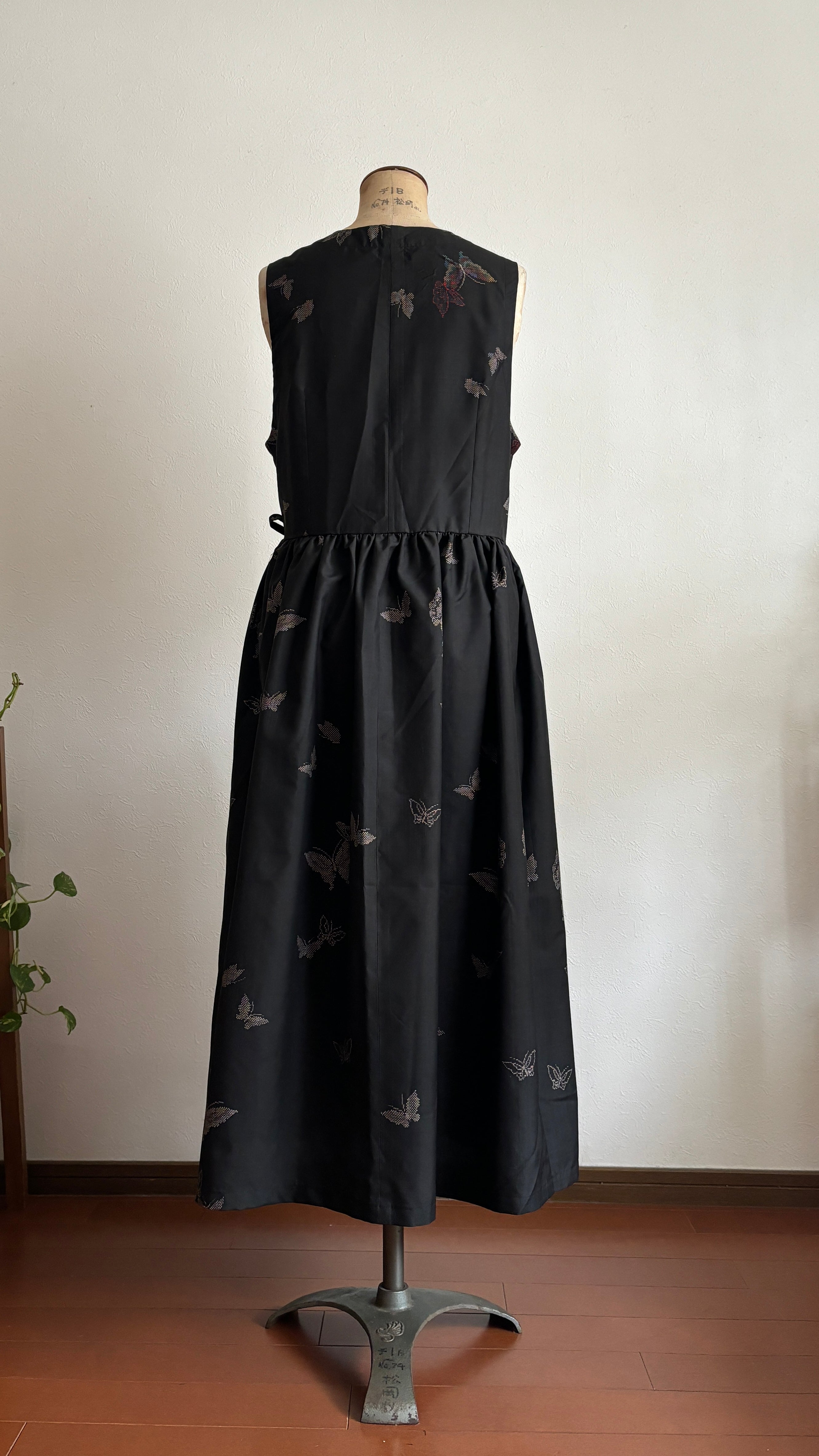 11－＼ 舞遊蝶 －MAIYUUCHOU－ ／  大島紬カシュクールワンピース　身幅48cm  着丈117.5cm