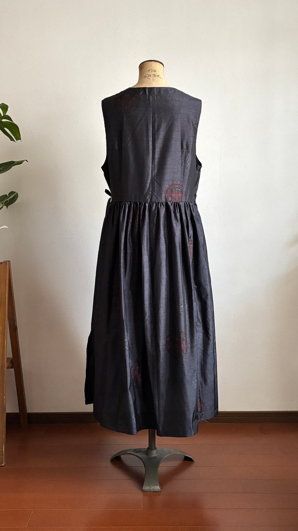 42－＼雅 -MIYABI-／大島紬カシュクールワンピース 身幅53cm 着丈117.5cm  証紙付き
