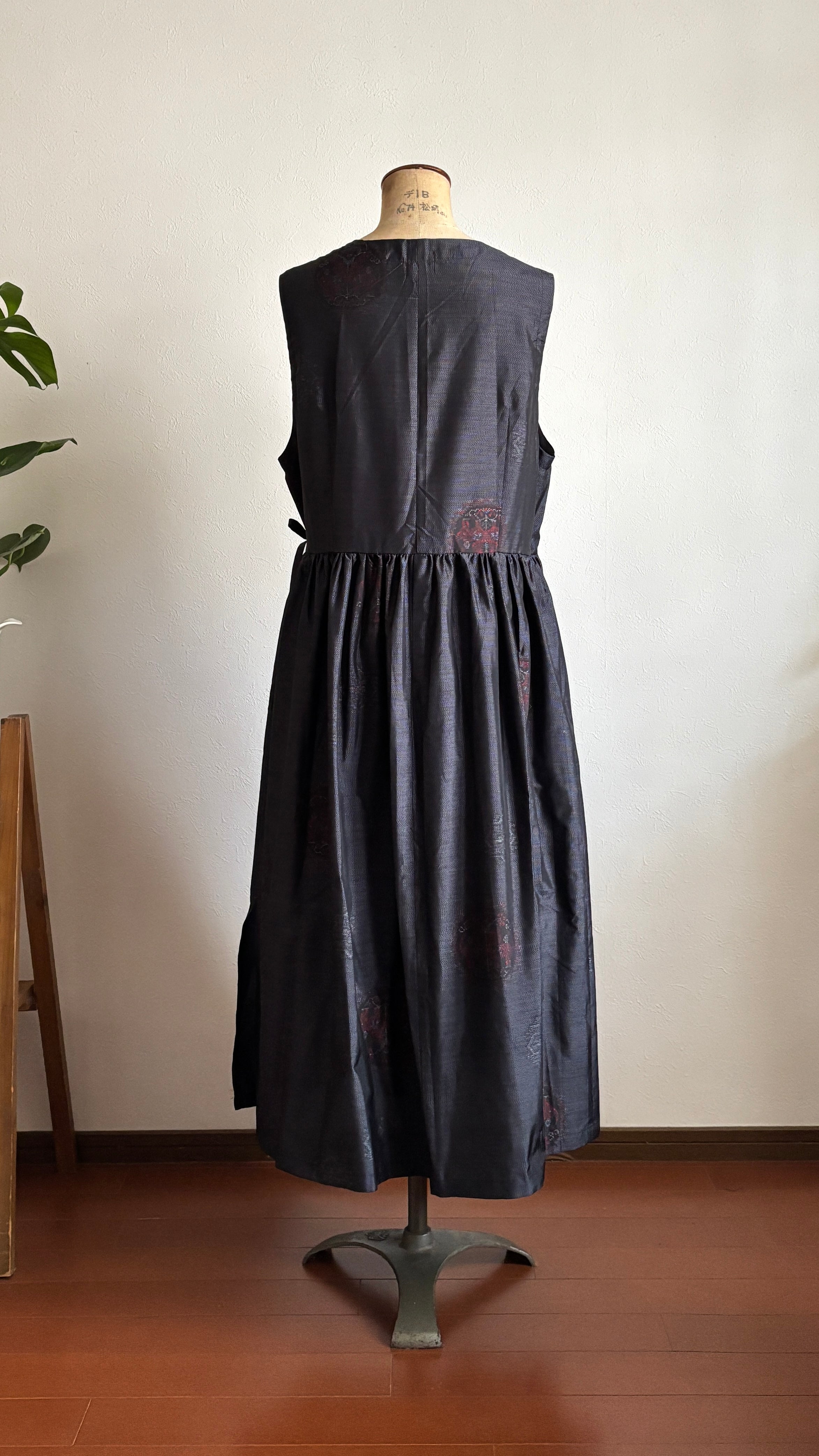 42－＼雅 -MIYABI-／大島紬カシュクールワンピース 身幅53cm 着丈117.5cm  証紙付き