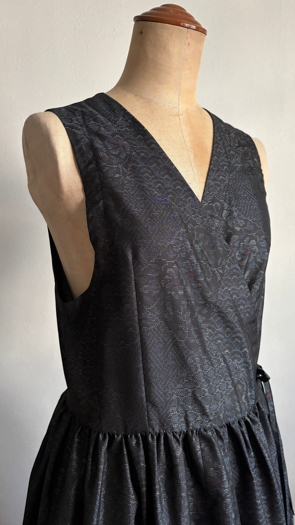 12－＼和葉 -KAZUHA-／大島紬カシュクールワンピース  身幅45cm  着丈120.5cm