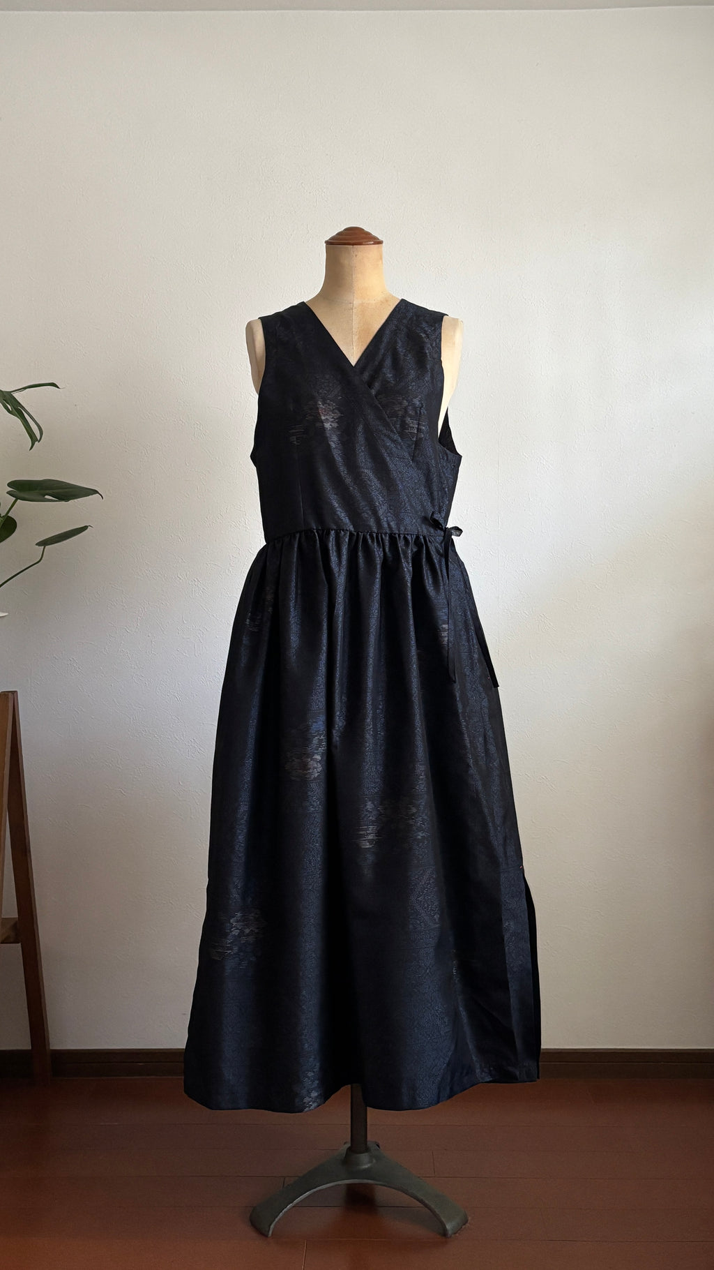 07－＼ 濡花 －NUREBANA－ ／ 大島紬カシュクールワンピース  身幅48cm  着丈118cm 証紙付き
