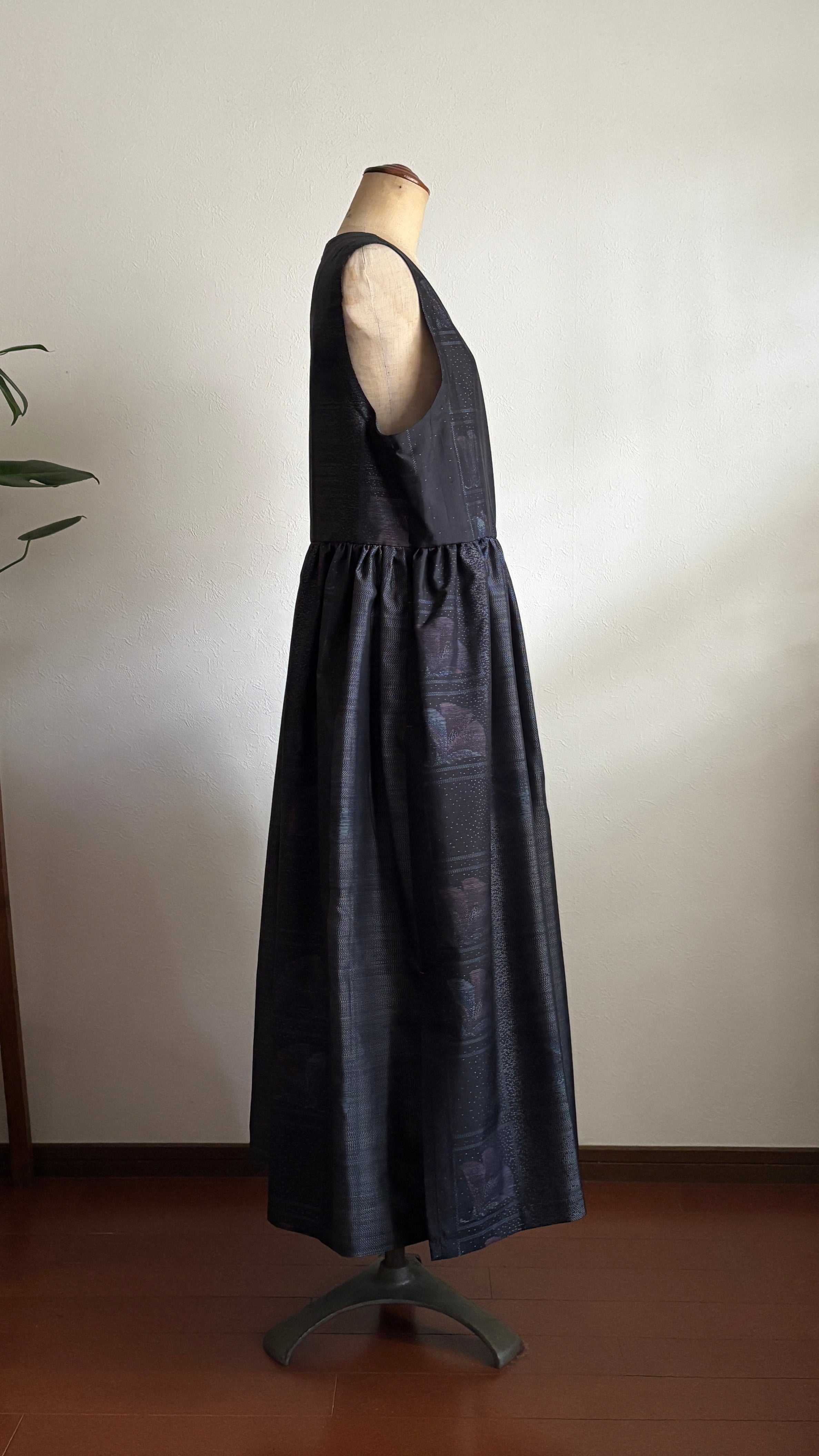 16－＼ 紫ノ路 －SHINOMICHI－ ／大島紬カシュクールワンピース  身幅53cm  着丈118cm 証紙付き