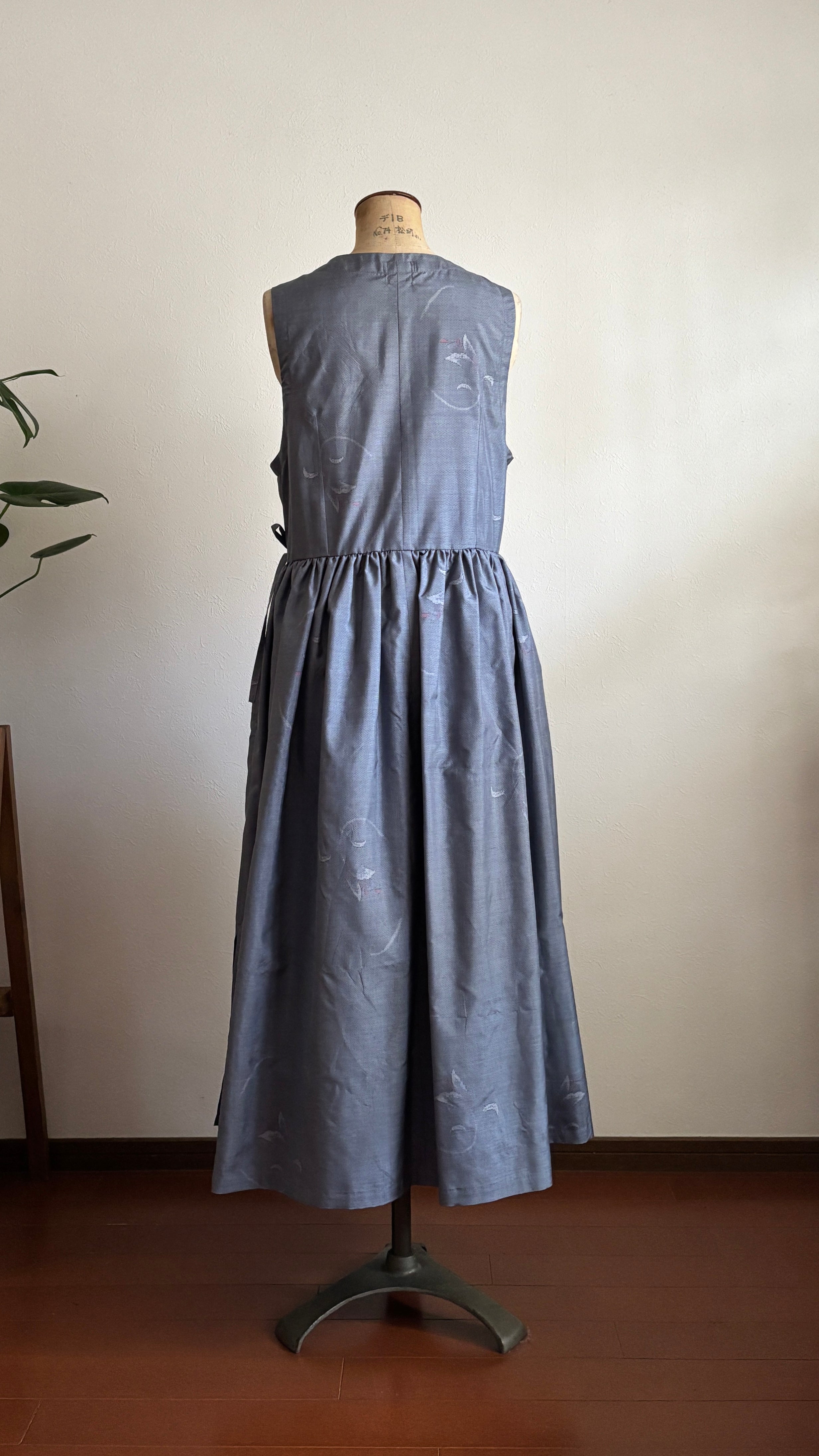 12－＼ 月白 －TSUKISHIRO－ ／ 大島紬カシュクールワンピース  身幅48cm  着丈118cm