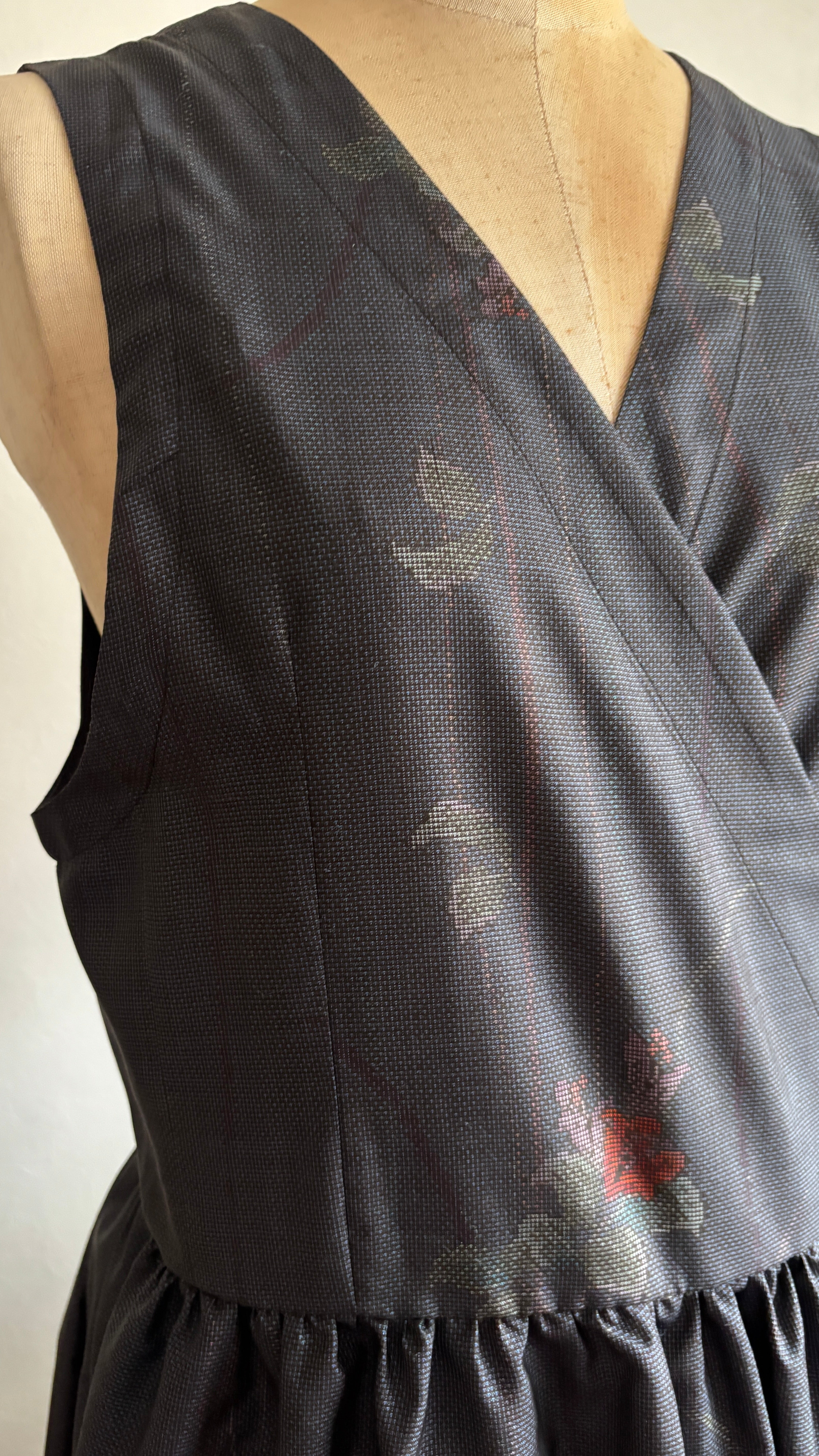 11－＼ 紅雨 －BENISAME－ ／大島紬カシュクールワンピース  身幅45cm  着丈117.5cm