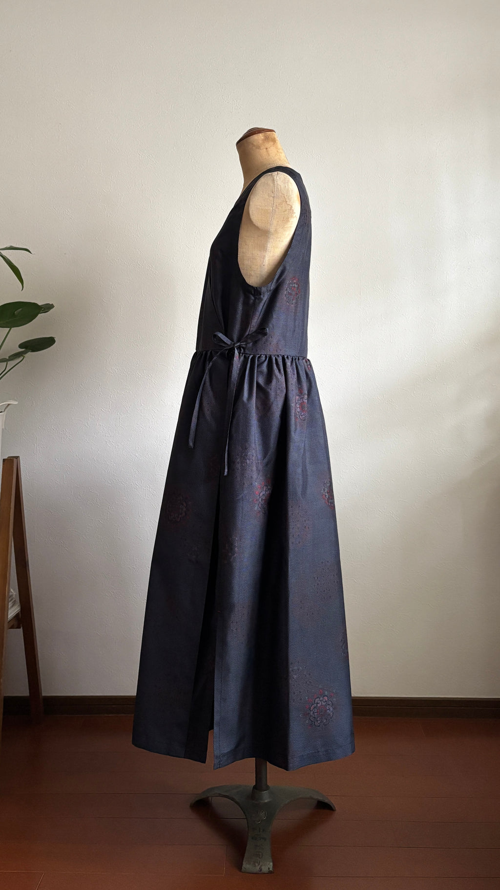 22－＼ 紅粒 －BENITSUBU－ ／大島紬カシュクールワンピース  身幅48cm  着丈116cm