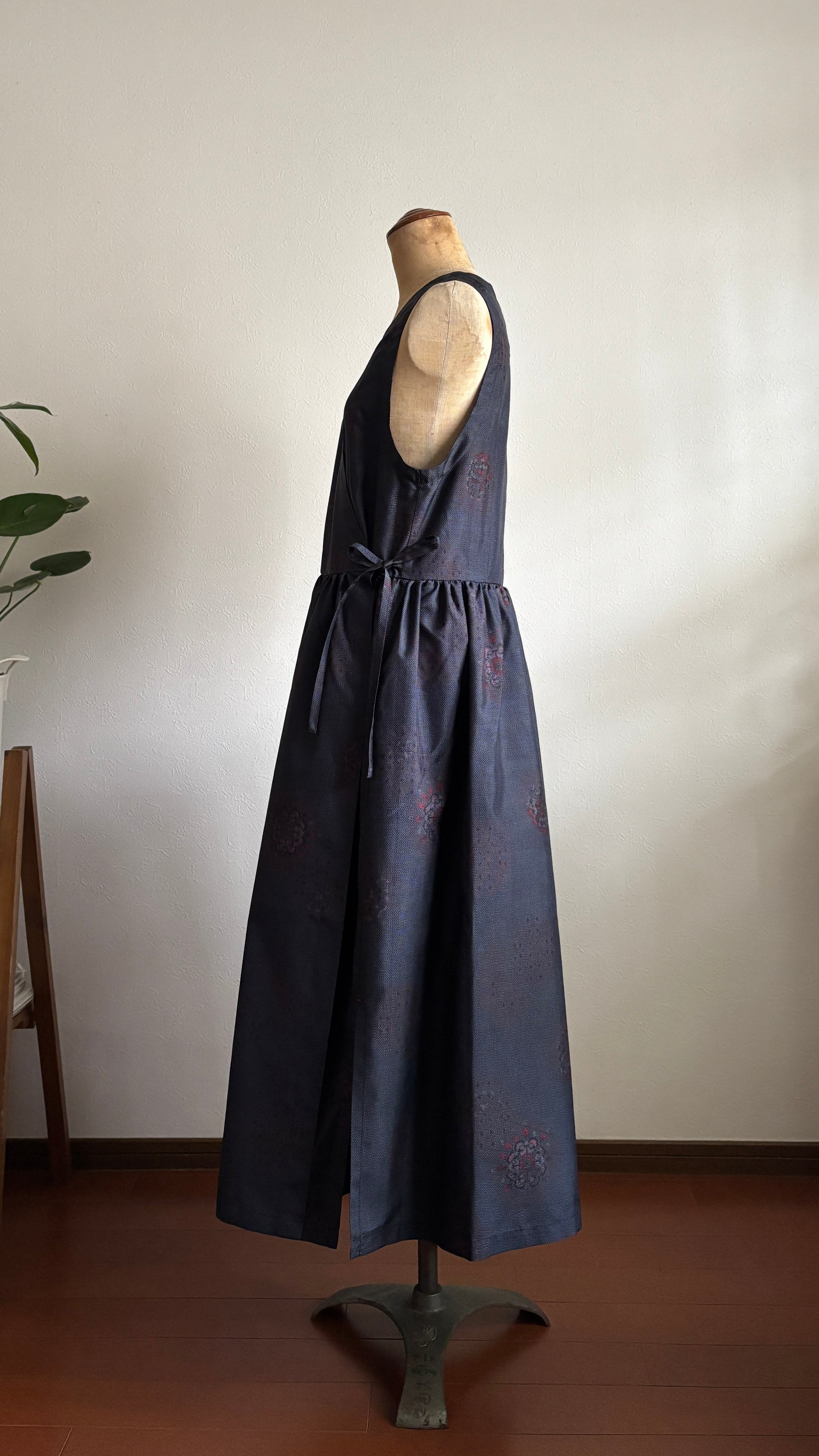 22－＼ 紅粒 －BENITSUBU－ ／大島紬カシュクールワンピース  身幅48cm  着丈116cm