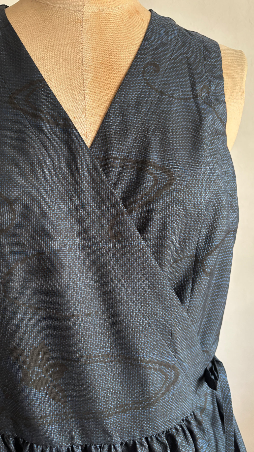 06－＼水の音 -MIZUNONE-／大島紬カシュクールワンピース　身幅45cm  着丈115cm