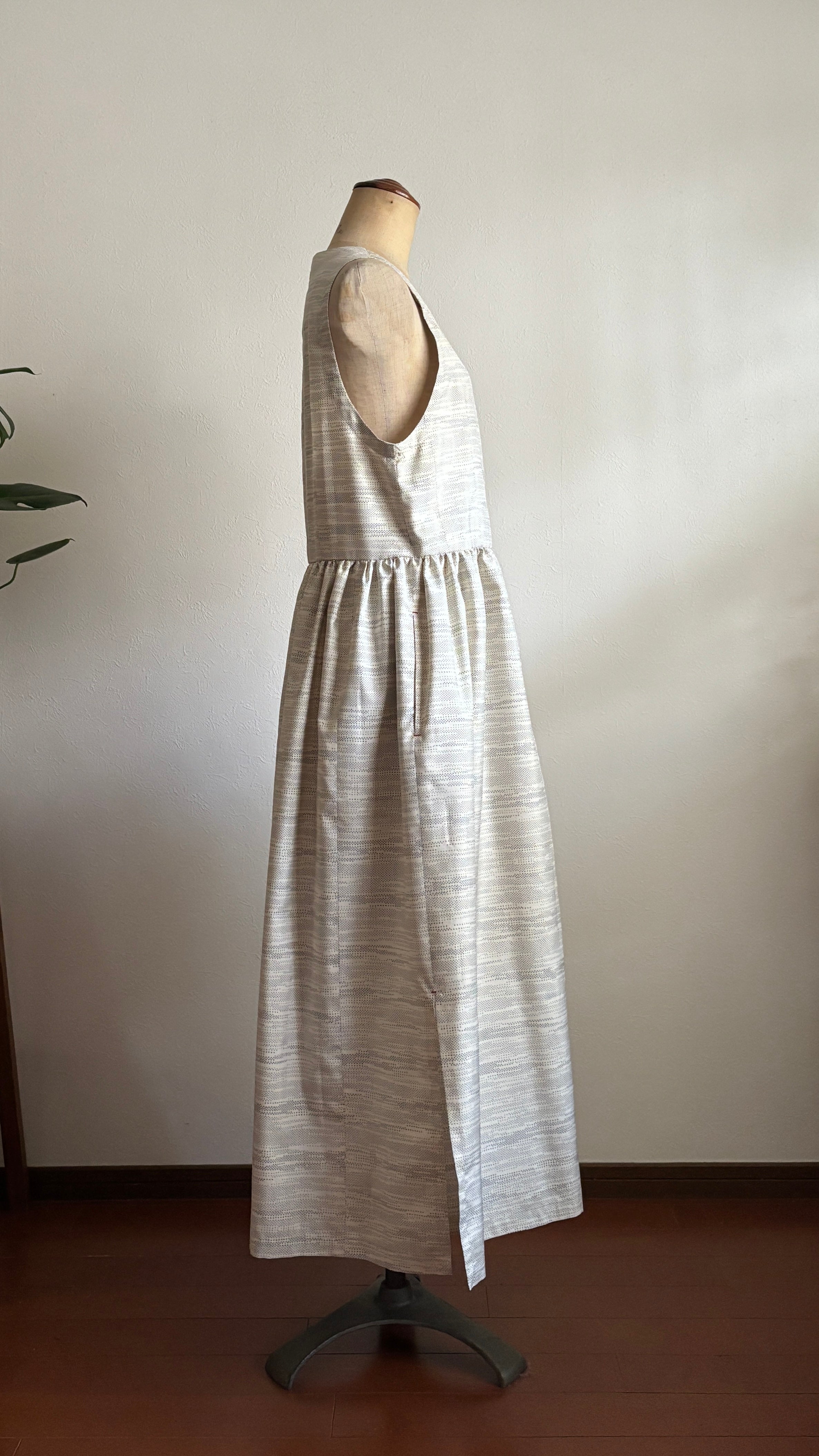 13－＼ 白鷺 －SHIRASAGI－ ／ 大島紬カシュクールワンピース  身幅48cm  着丈119.5cm