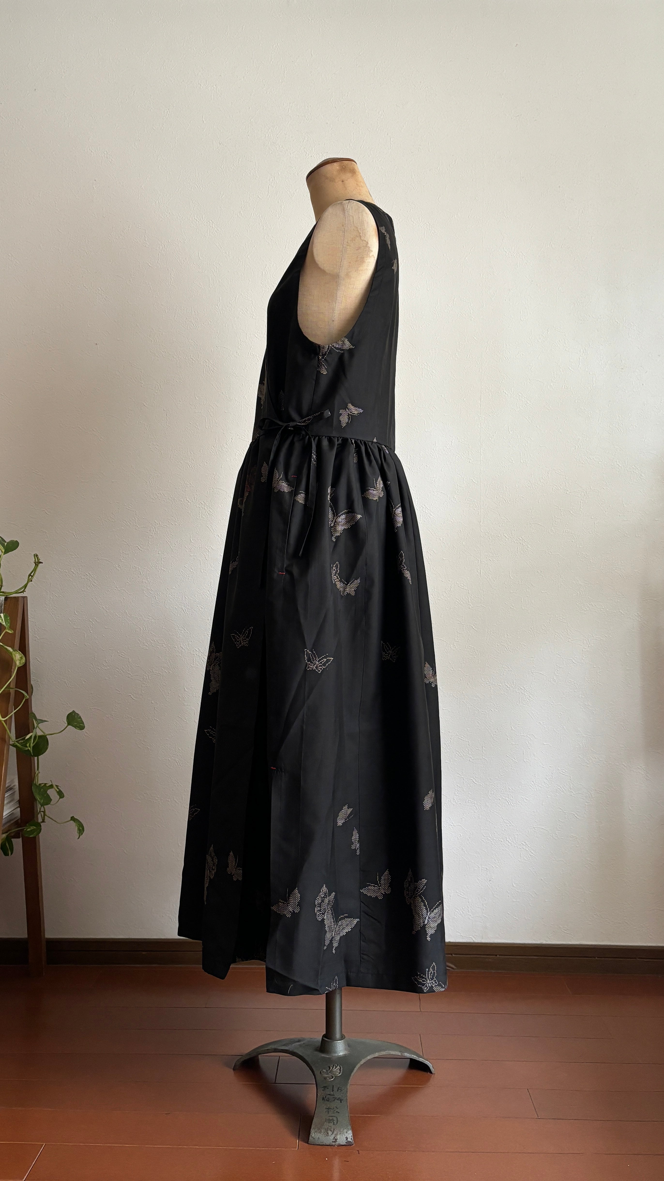 11－＼ 舞遊蝶 －MAIYUUCHOU－ ／  大島紬カシュクールワンピース　身幅48cm  着丈117.5cm