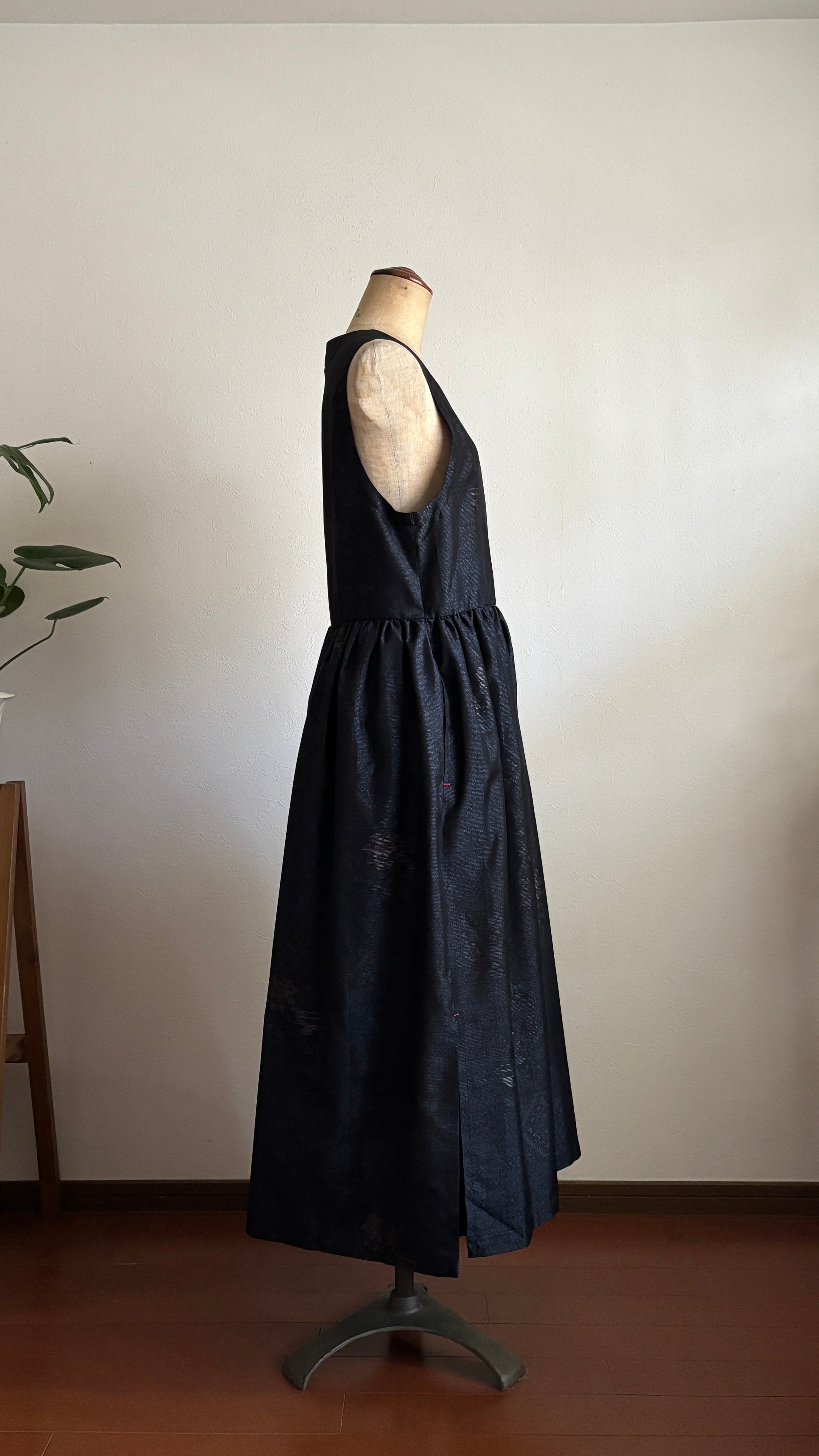 07－＼ 濡花 －NUREBANA－ ／ 大島紬カシュクールワンピース  身幅48cm  着丈118cm 証紙付き