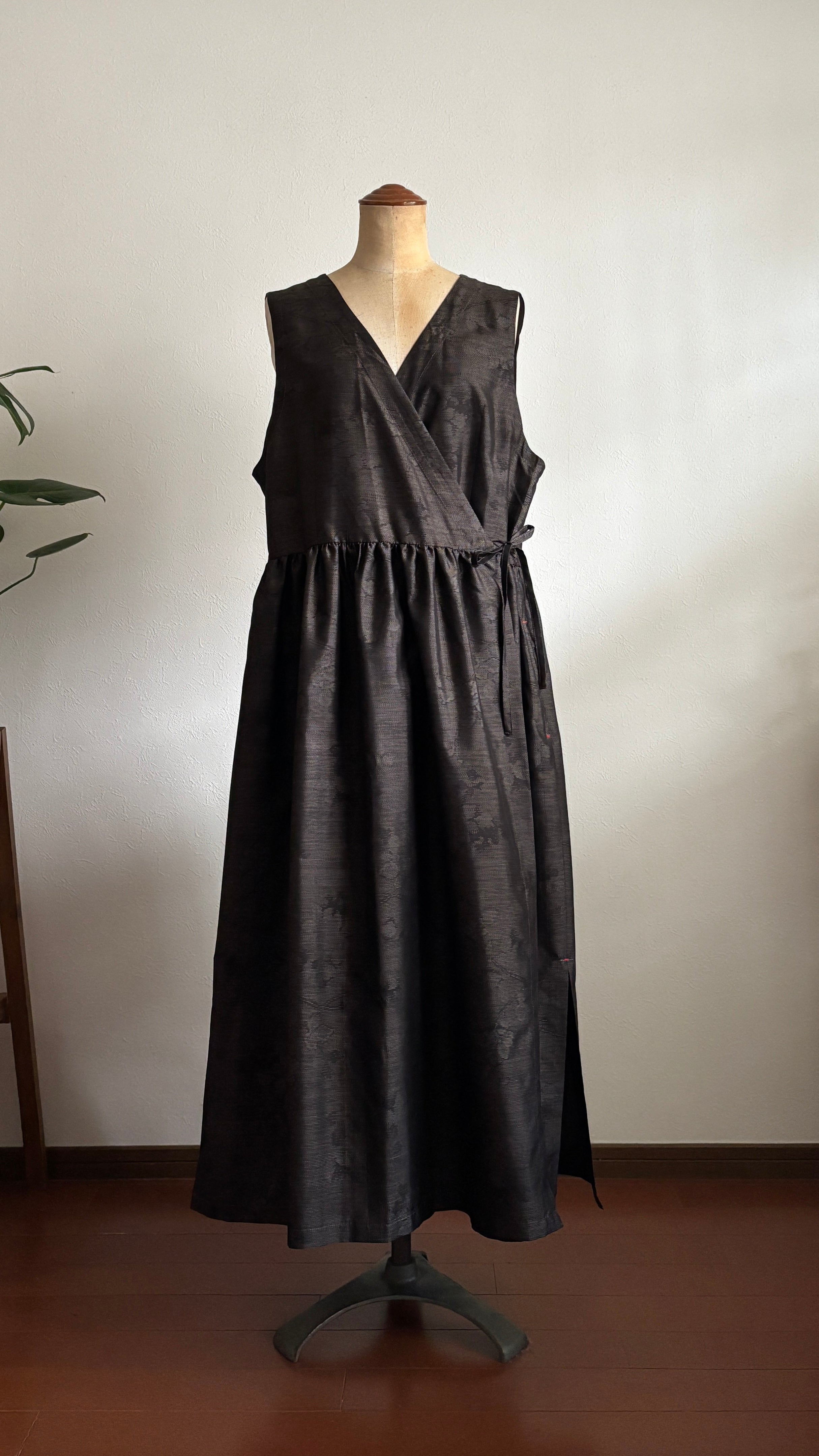 17－＼ 華あそび －HANAASOBI－ ／大島紬カシュクールワンピース  身幅53cm  着丈119.5cm