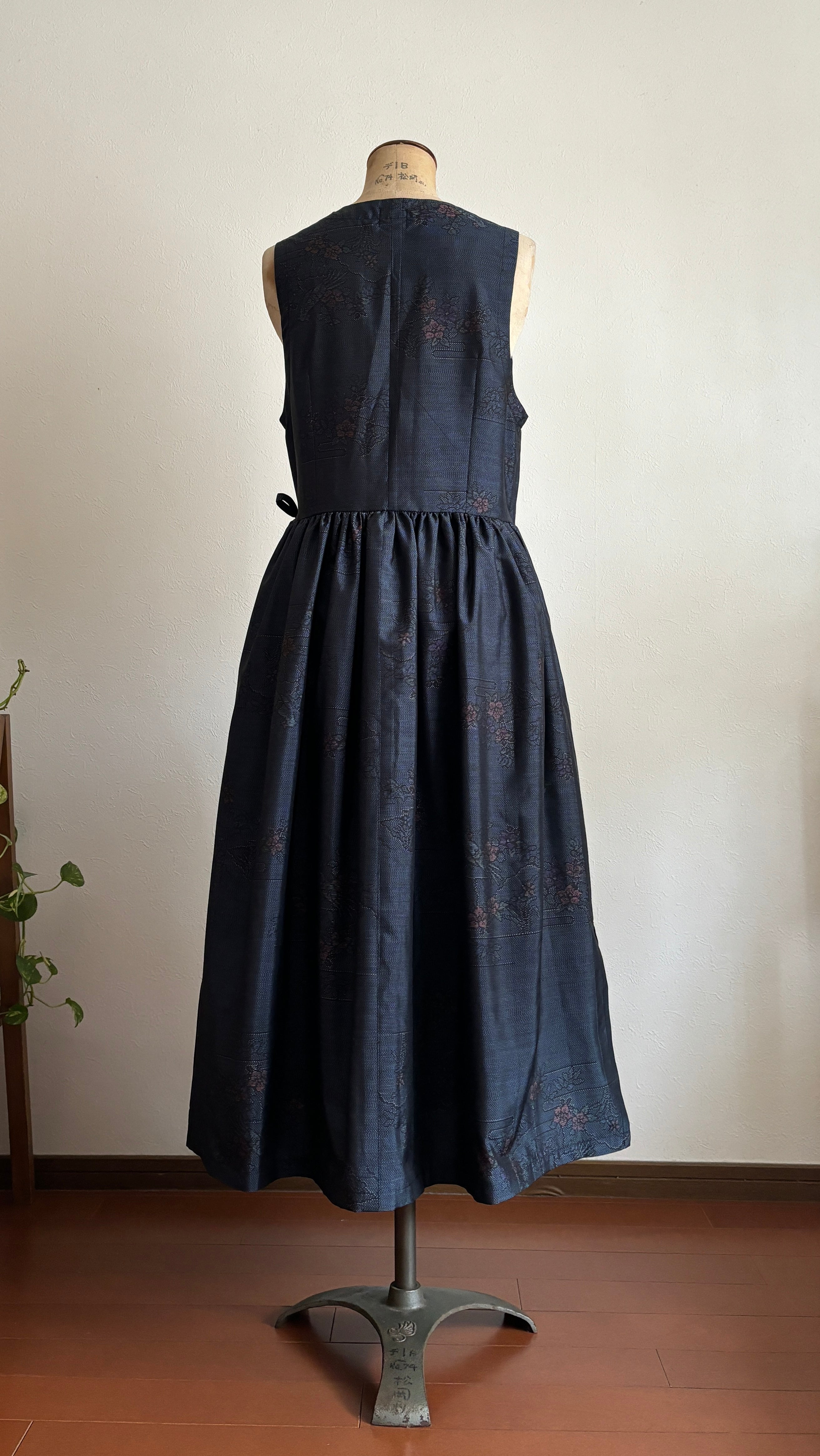 03－＼ さえずり花 －SAEZURIBANA－ ／ 大島紬カシュクールワンピース　身幅44cm  着丈116cm