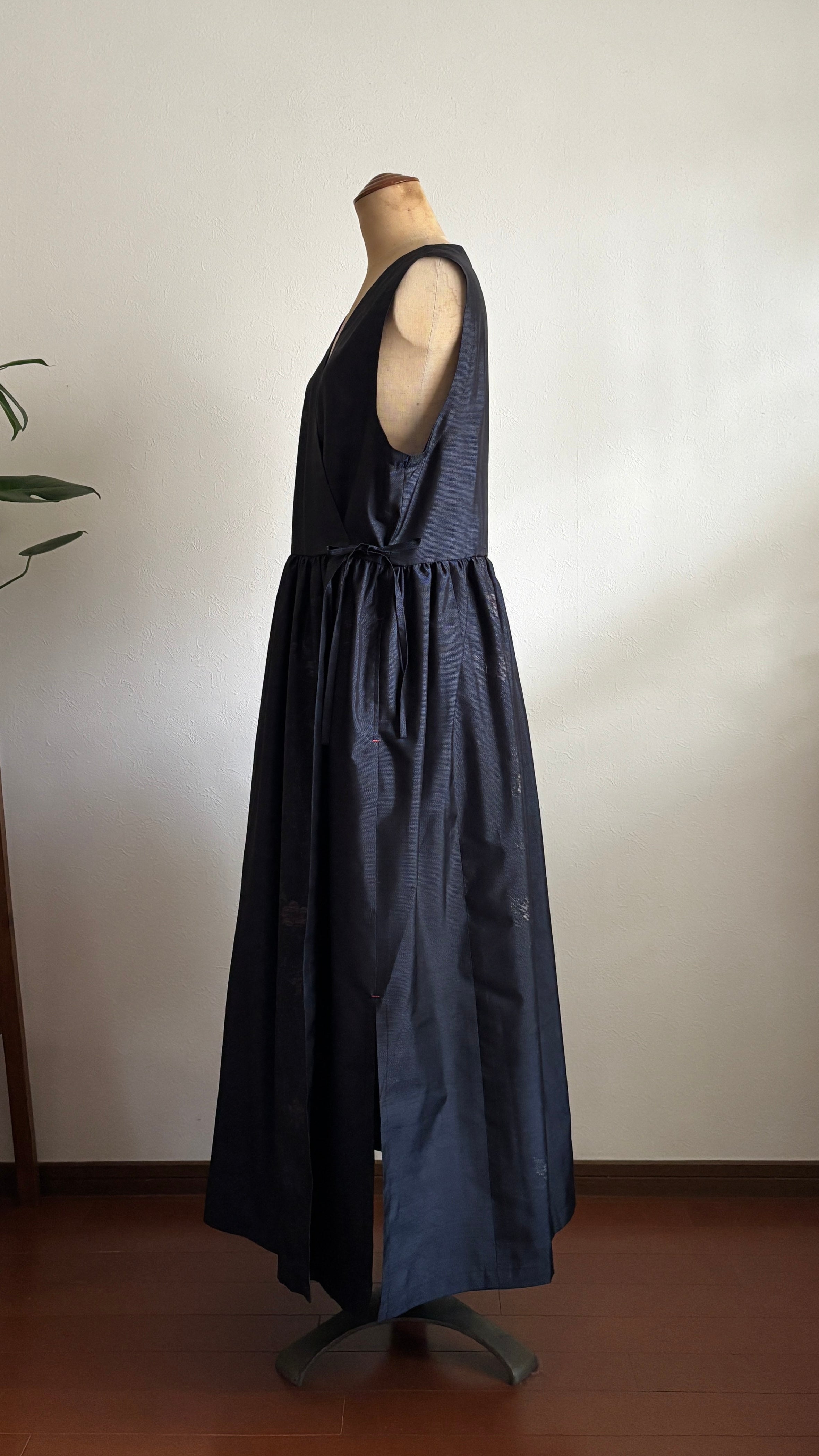 14－＼ 小夜 －SAYO－ ／ 大島紬カシュクールワンピース  身幅53cm  着丈122.5cm