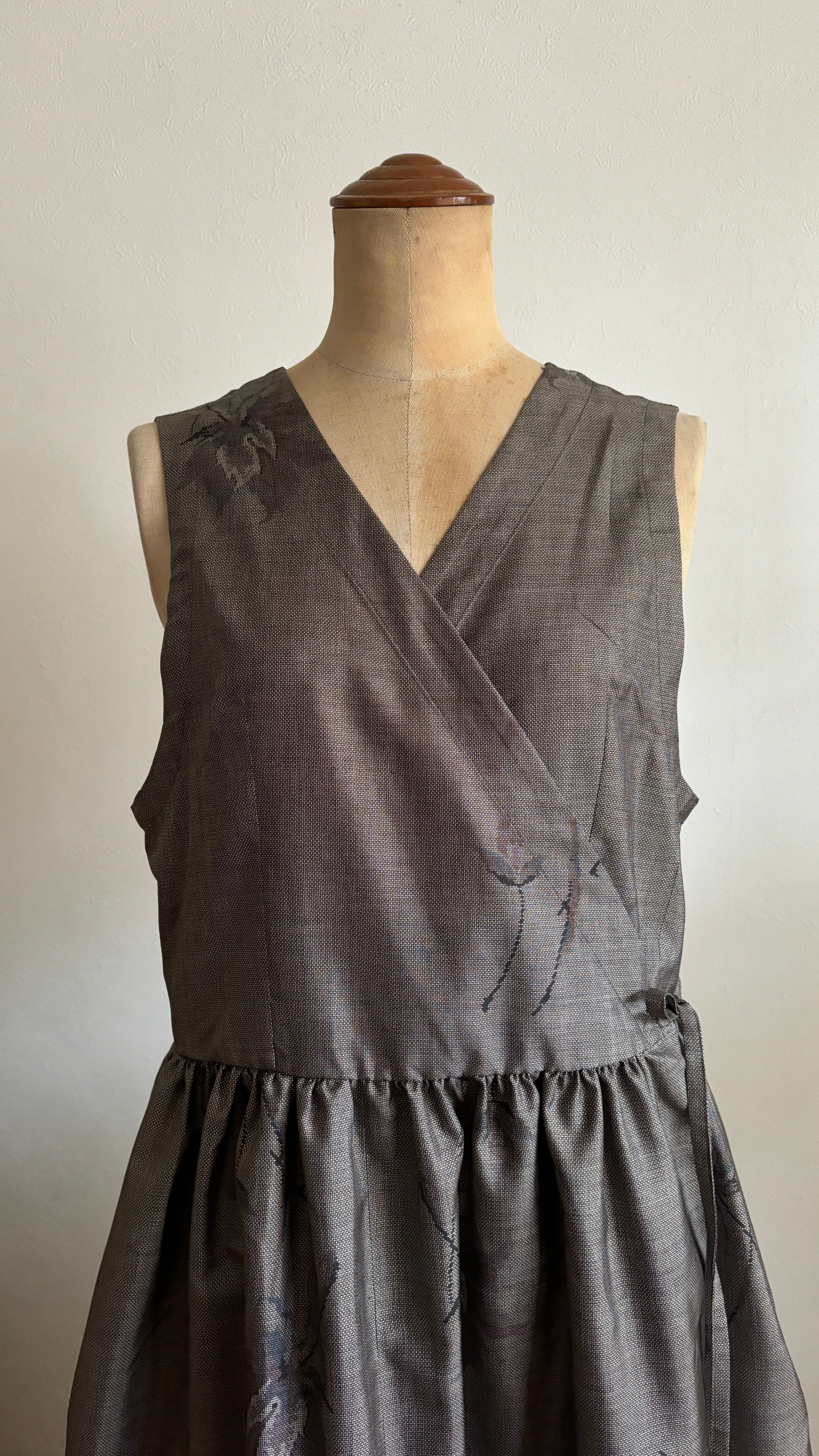 08－＼ 利休更紗 －RIKYUUSARASA－ ／大島紬カシュクールワンピース　身幅48cm  着丈118cm