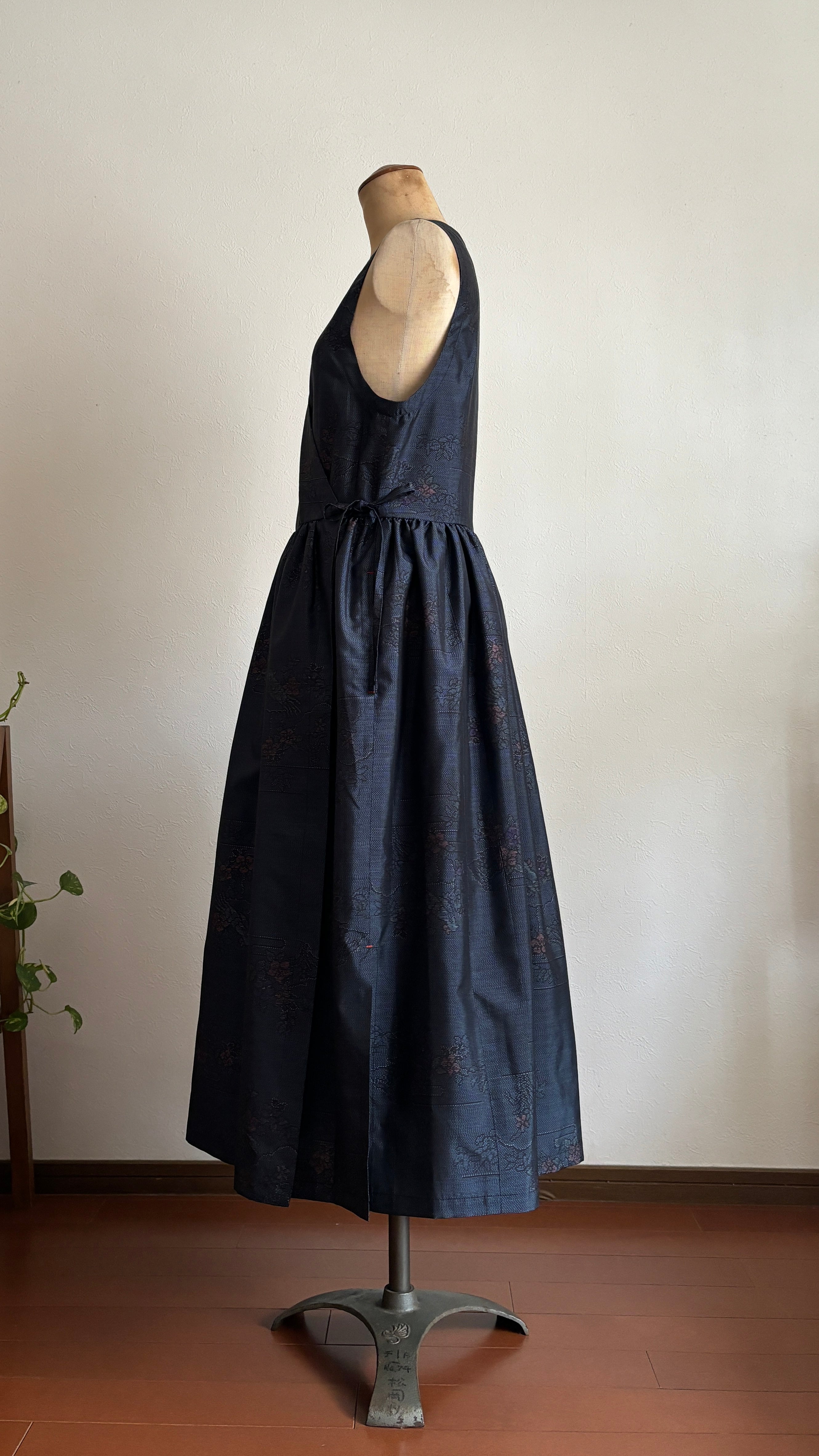 03－＼ さえずり花 －SAEZURIBANA－ ／ 大島紬カシュクールワンピース　身幅44cm  着丈116cm