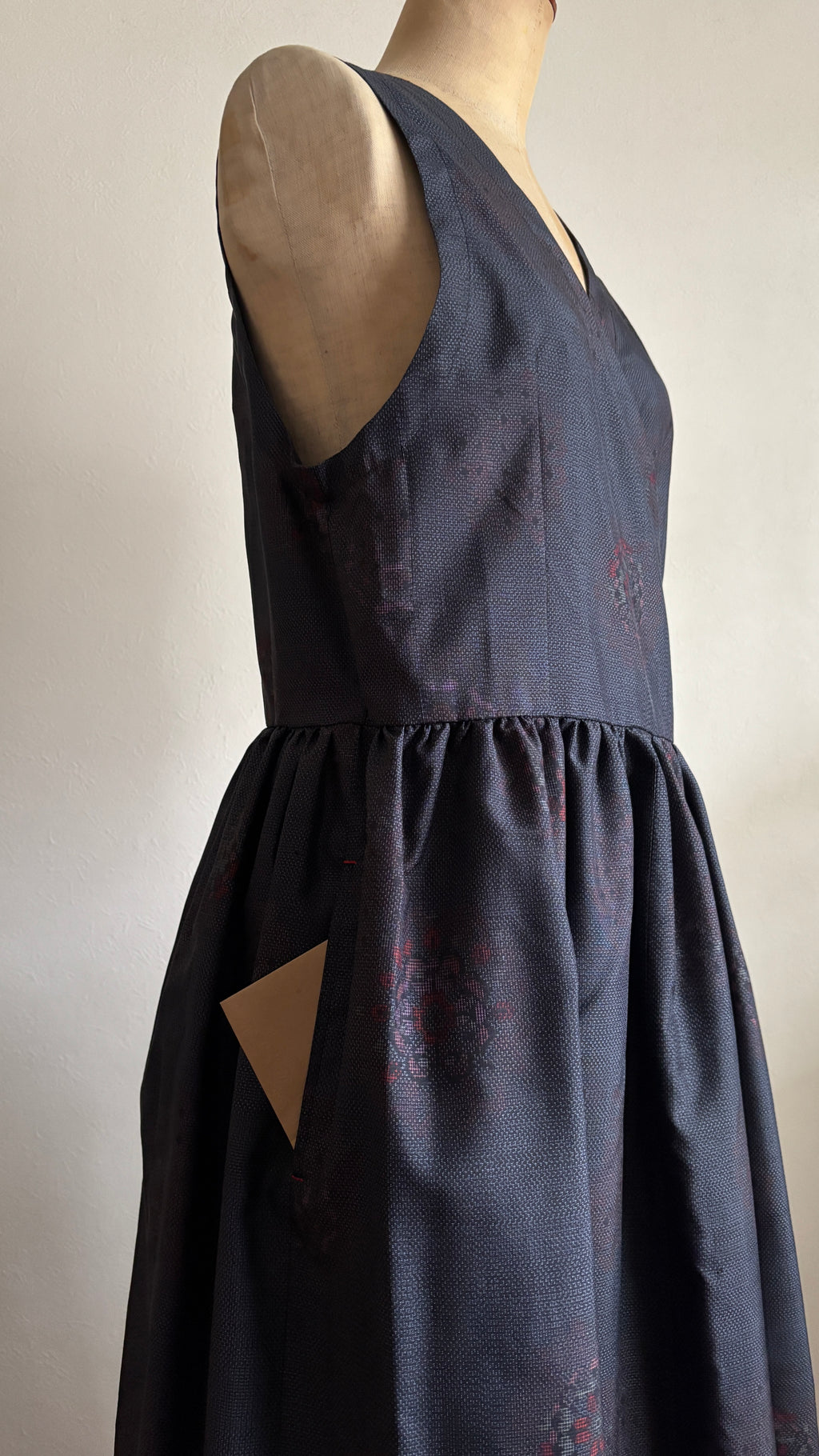 22－＼ 紅粒 －BENITSUBU－ ／大島紬カシュクールワンピース  身幅48cm  着丈116cm