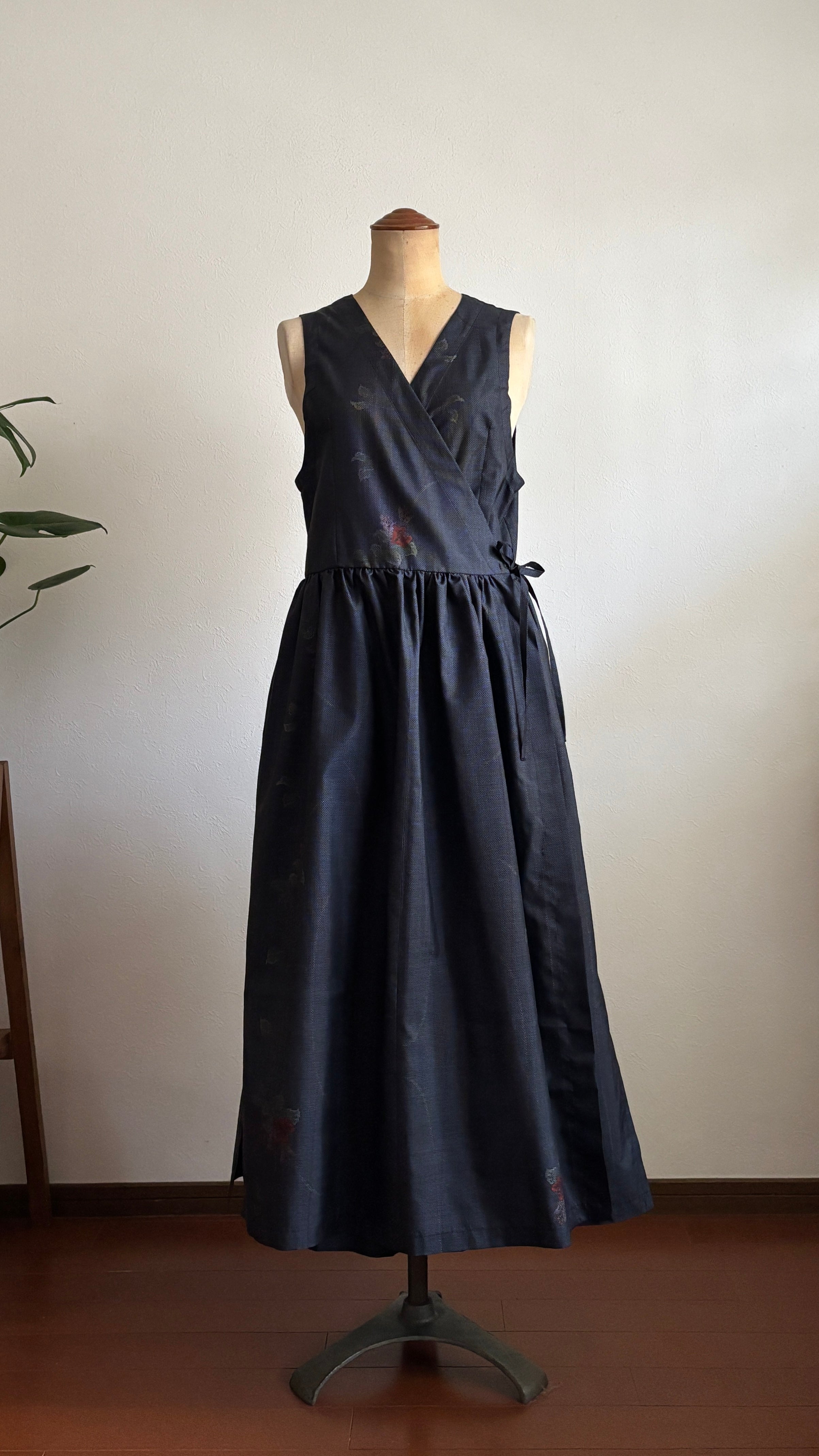03－＼ 紅雨 －BENISAME－ ／大島紬カシュクールワンピース  身幅44cm  着丈117.5cm