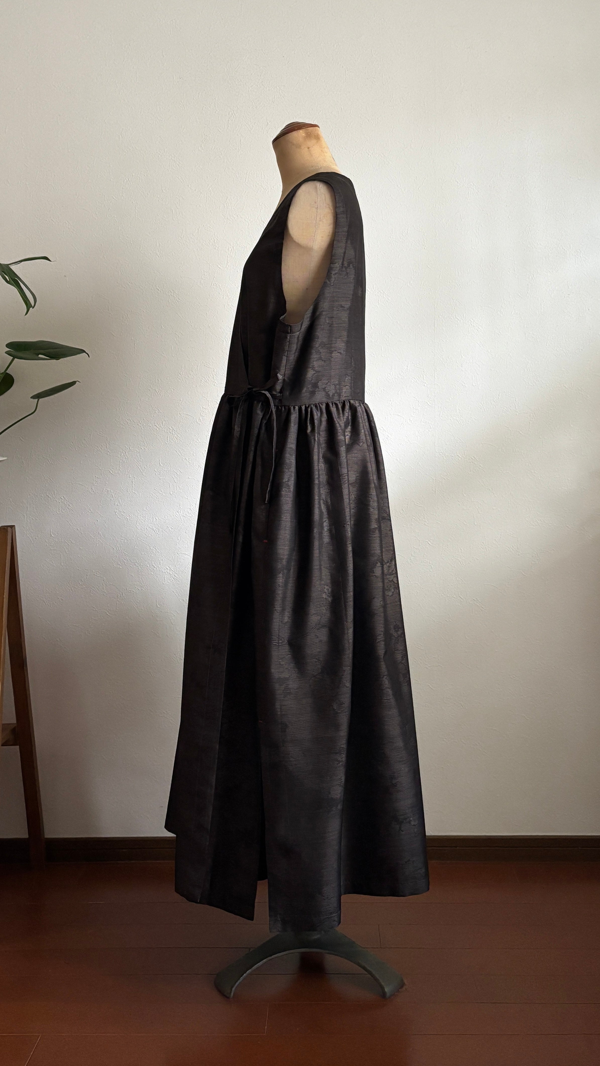 17－＼ 華あそび －HANAASOBI－ ／大島紬カシュクールワンピース  身幅53cm  着丈119.5cm