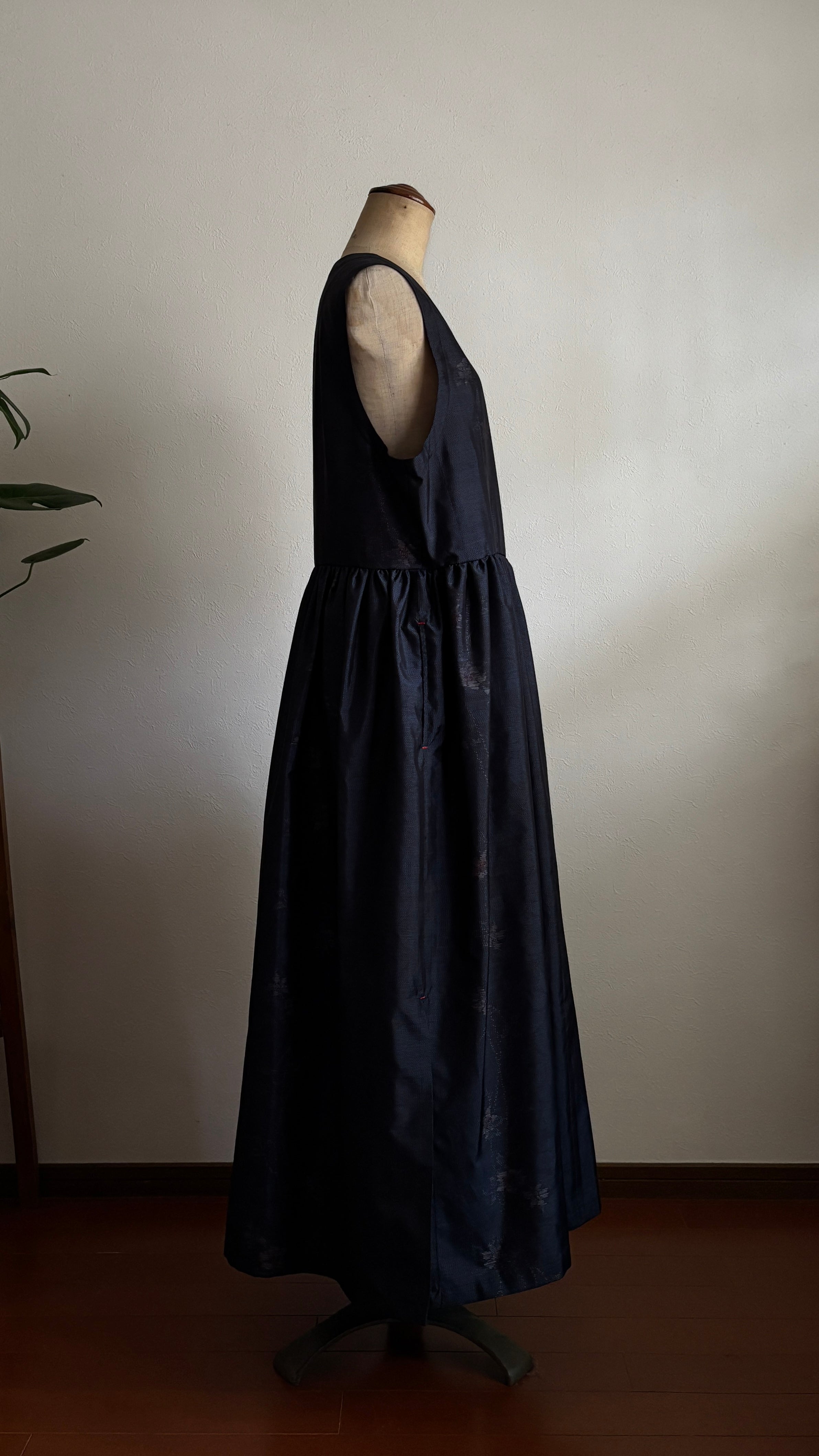 14－＼ 小夜 －SAYO－ ／ 大島紬カシュクールワンピース  身幅53cm  着丈122.5cm