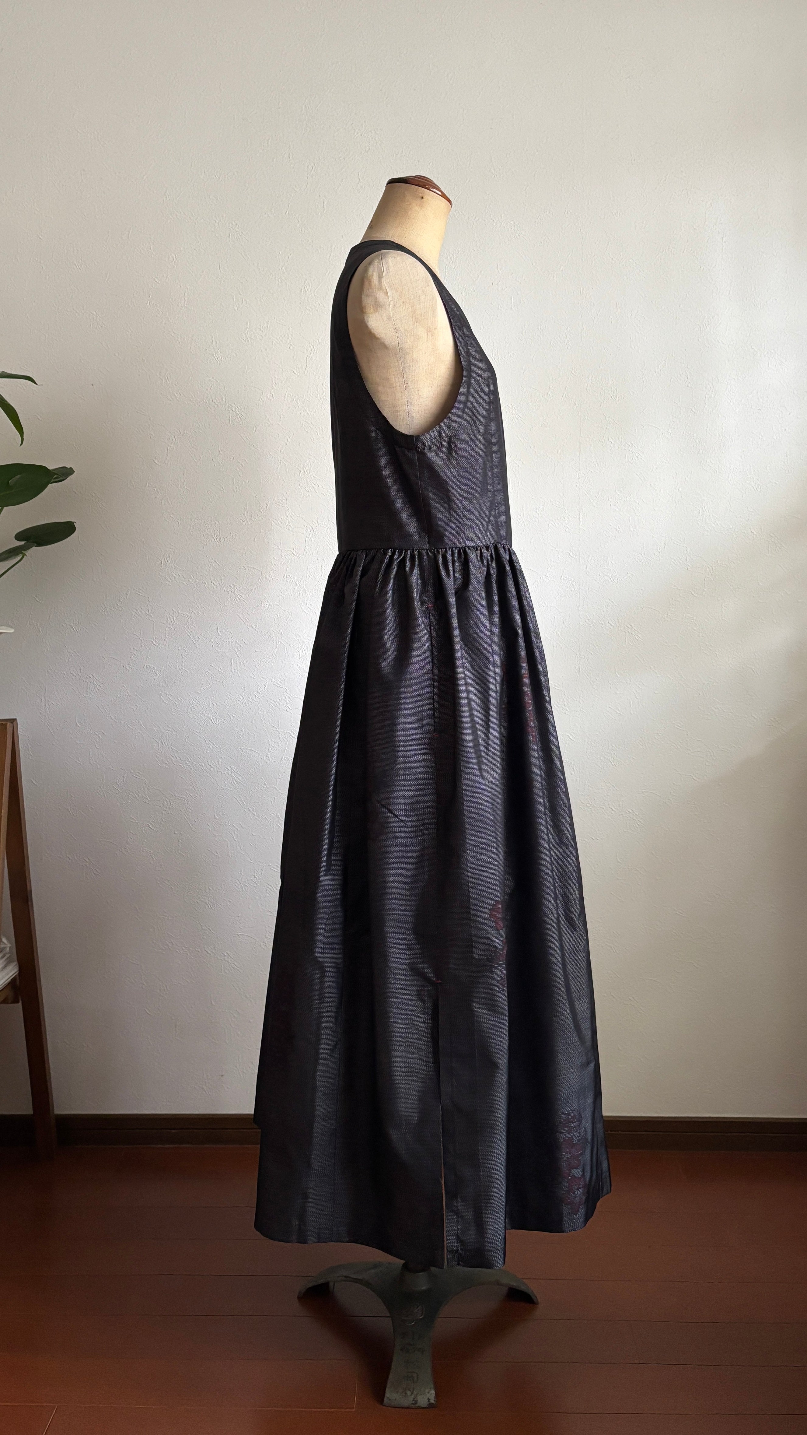 01－＼ 舞うらら －MAIURARA－ ／大島紬カシュクールワンピース  身幅44cm  着丈120cm