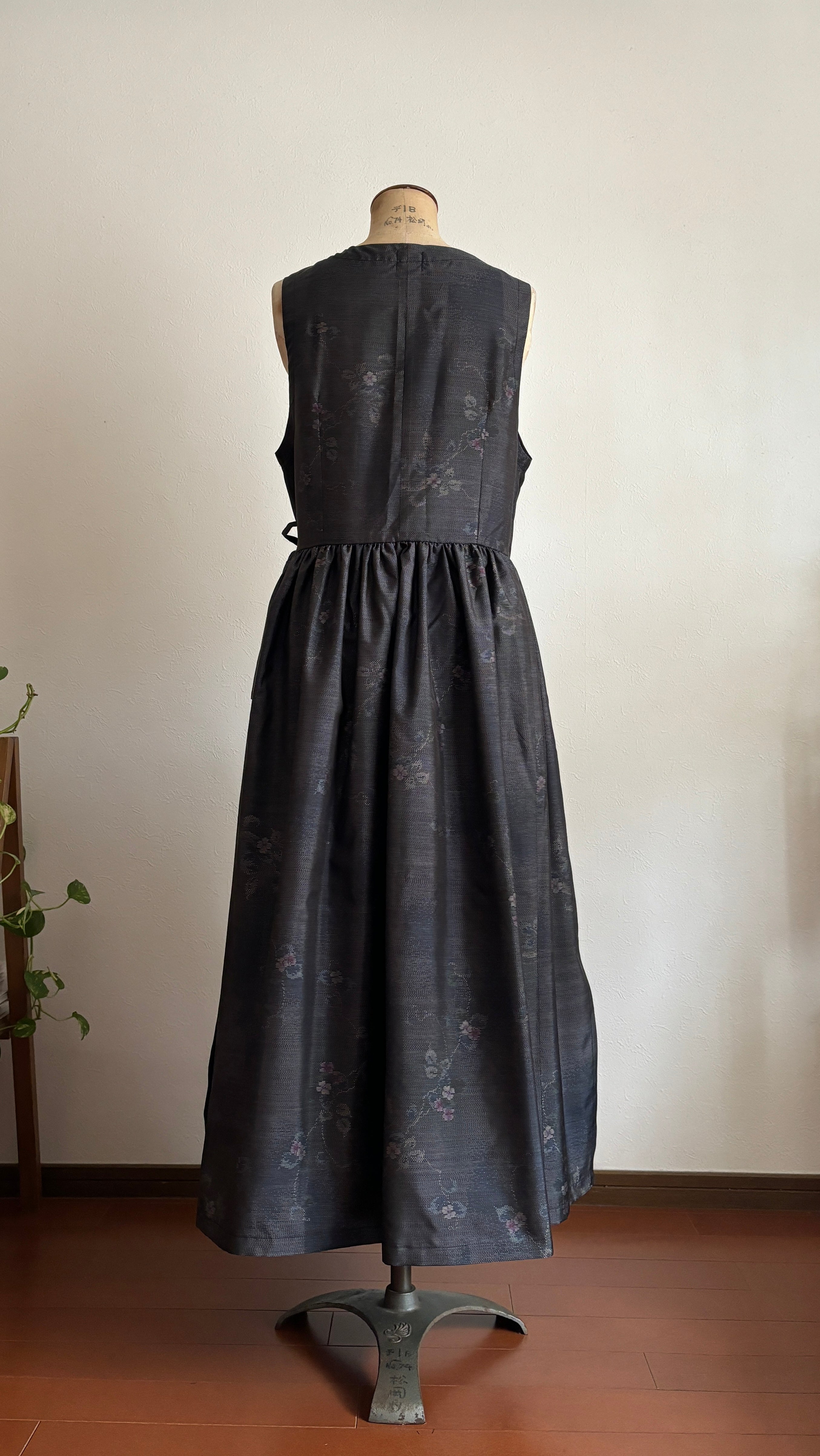 07－＼ 可憐草 －KARENKUSA－ ／大島紬カシュクールワンピース　身幅48cm  着丈121cm