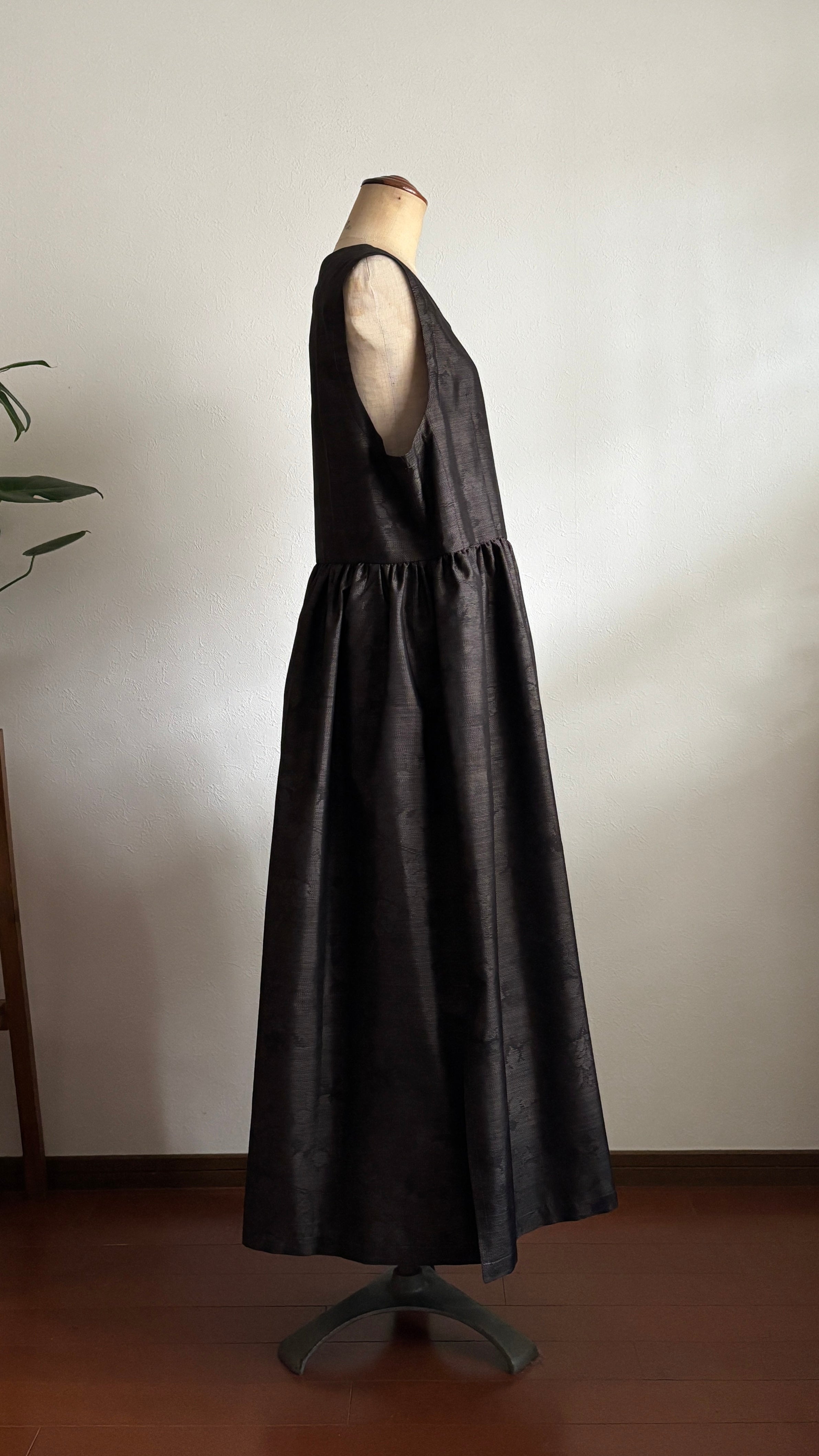17－＼ 華あそび －HANAASOBI－ ／大島紬カシュクールワンピース  身幅53cm  着丈119.5cm