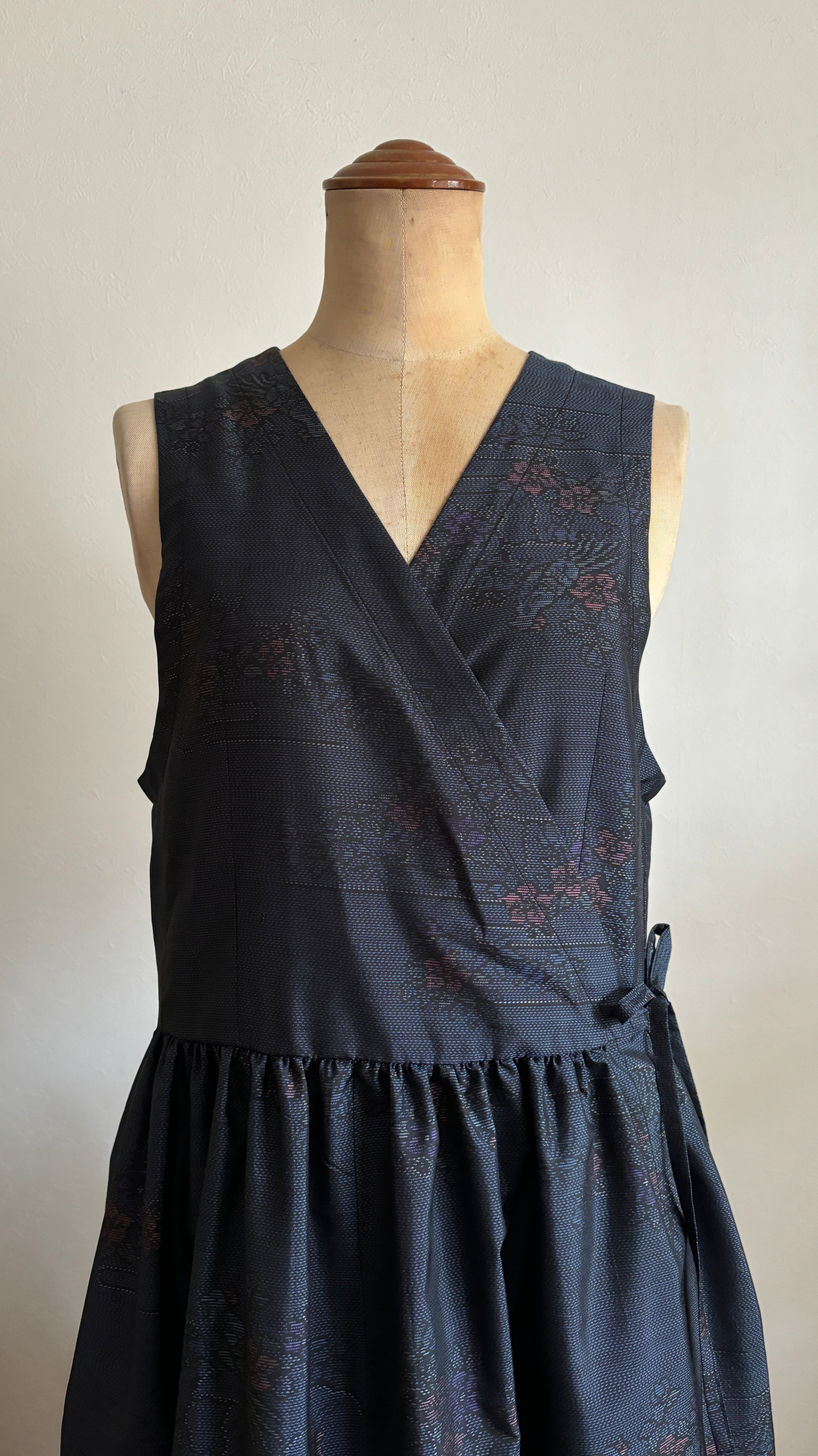 03－＼ さえずり花 －SAEZURIBANA－ ／ 大島紬カシュクールワンピース　身幅44cm  着丈116cm